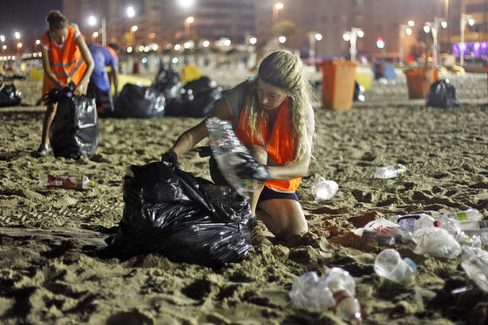 Los servicios de limpieza recogen 42 toneladas de residuos de la arena tras la noche de las barbacoas del Trofeo Carranza.

Foto: Jesus Marin