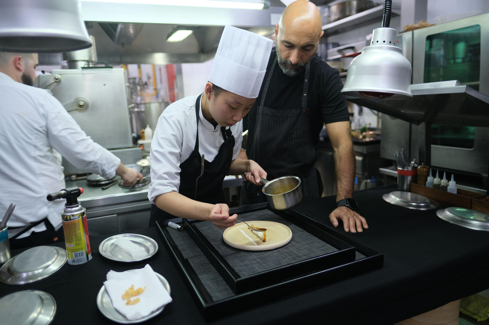 Benito Gómez observa el emplatado durante un pase.