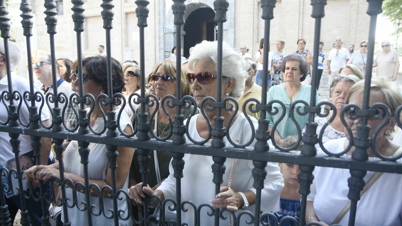 Varias fieles observan la bendición de las aguas del Pocito.