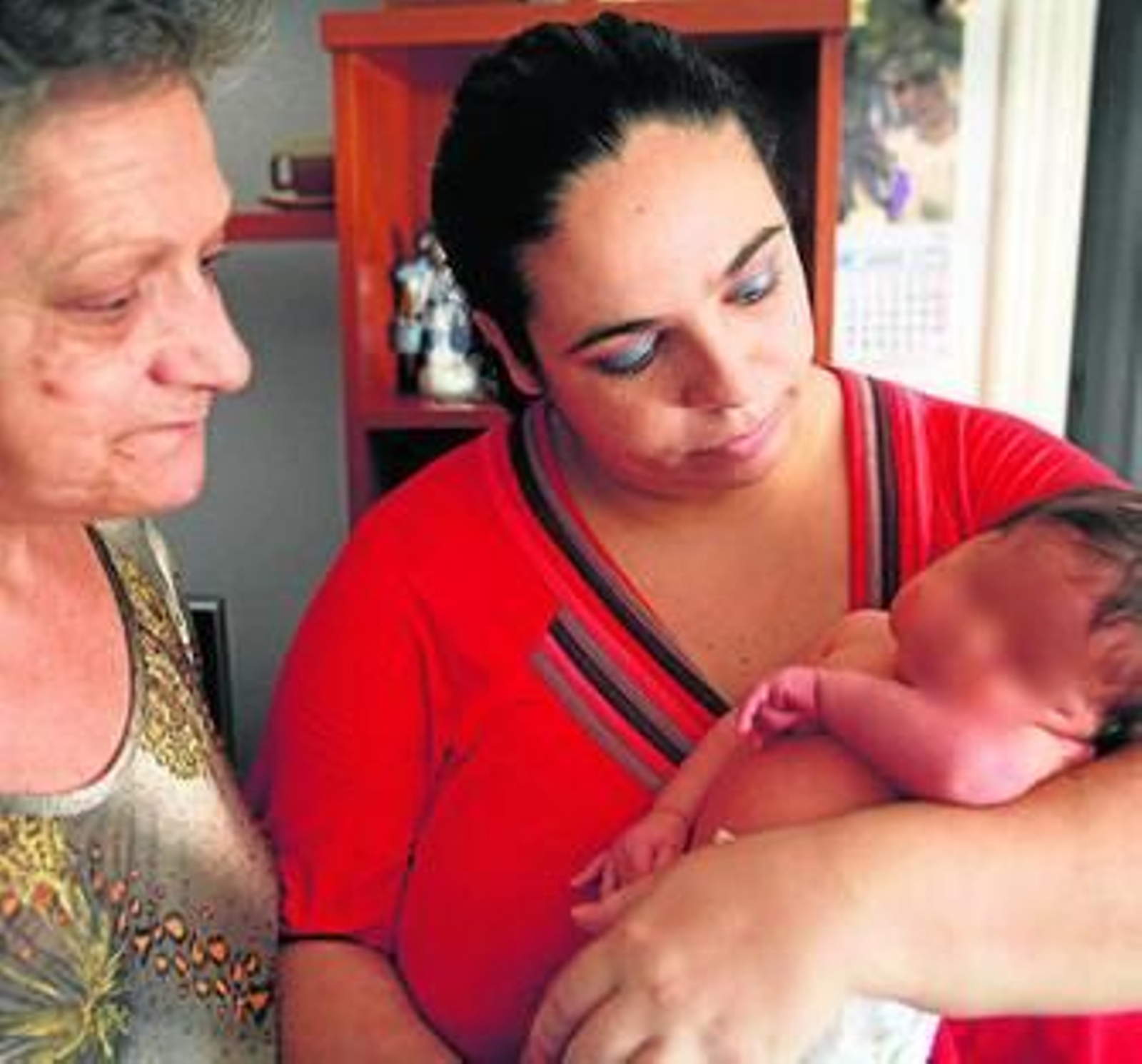 Manuela y Diana observan a Jadel, con 13 días de vida, días atrás.