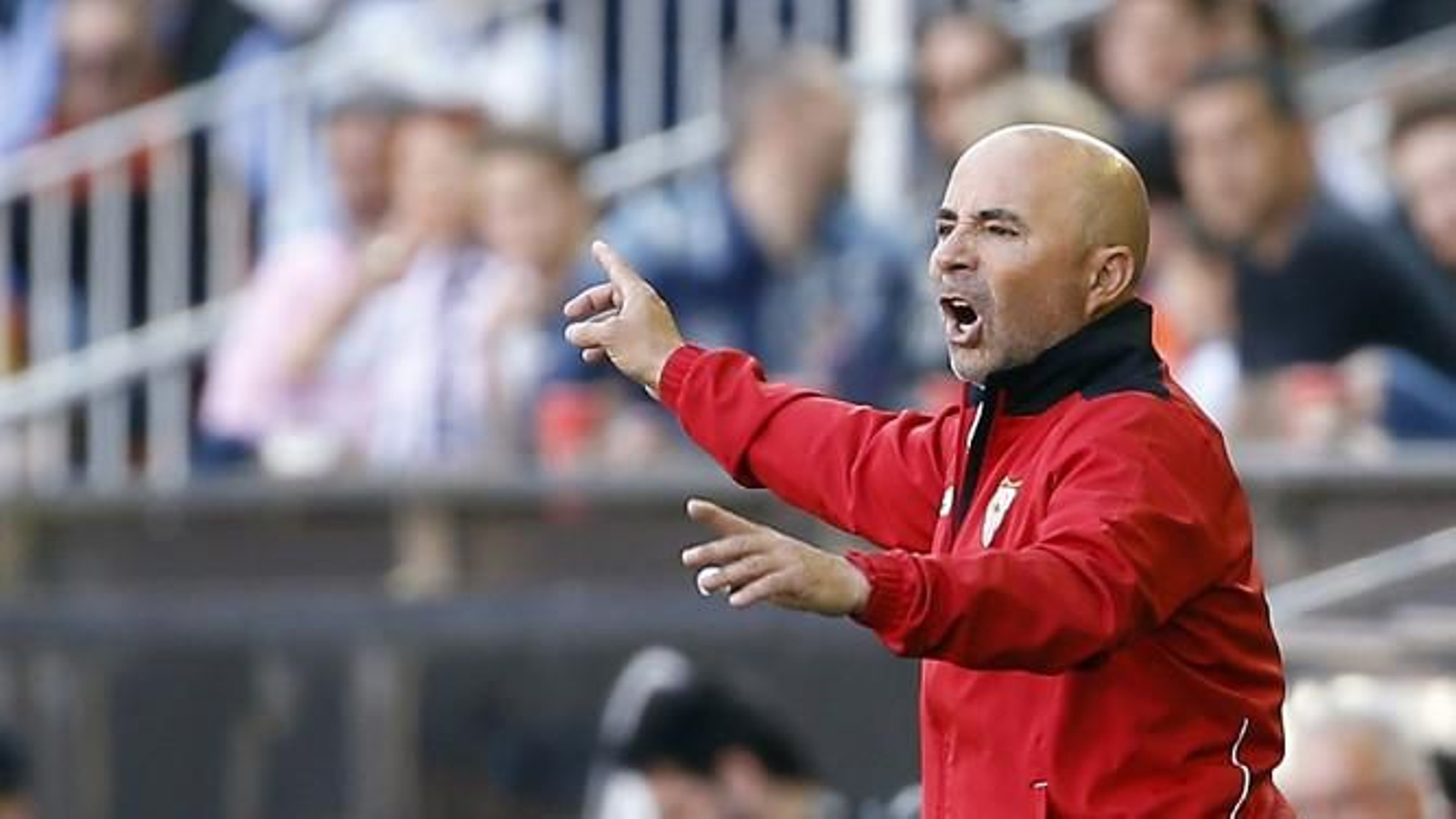 Sampaoli da órdenes desde la banda.