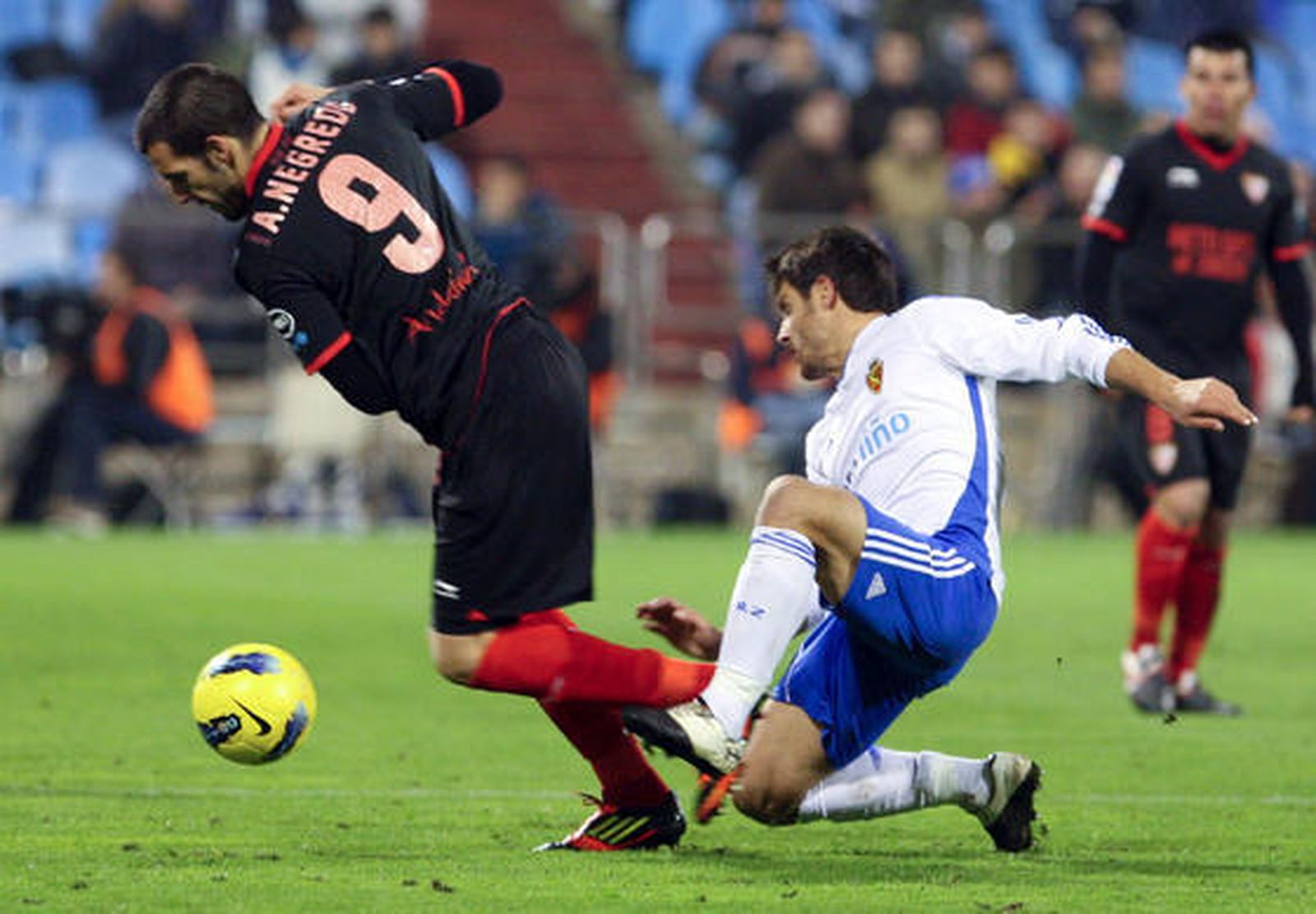 Negredo salva una entrada de un defensa rival. / EFE
