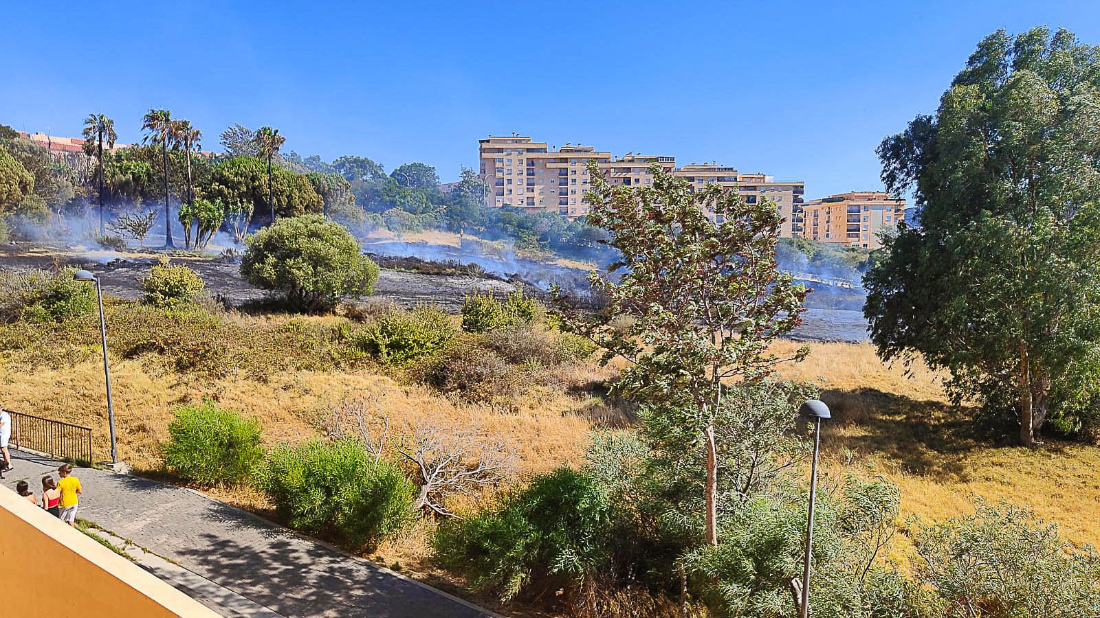 Las fotos del incendio en la barriada de San Bernabé