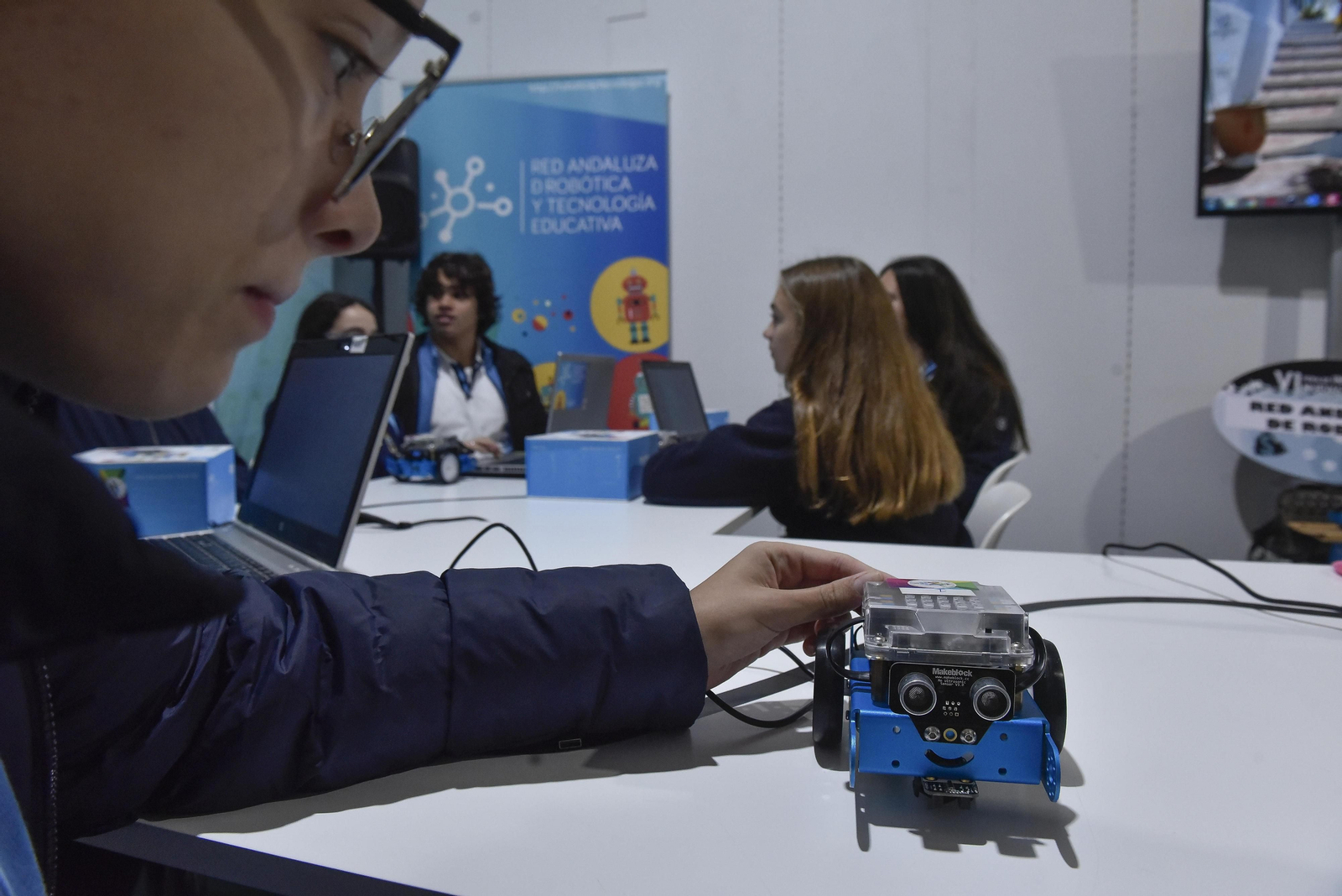 Uno de los talleres de robótica, para fomentar las vocaciones TIC, que se desarrollaron en la pasada edición de la Feria de Innovación y las Nuevas Tecnologías de la Diputación de Sevilla.