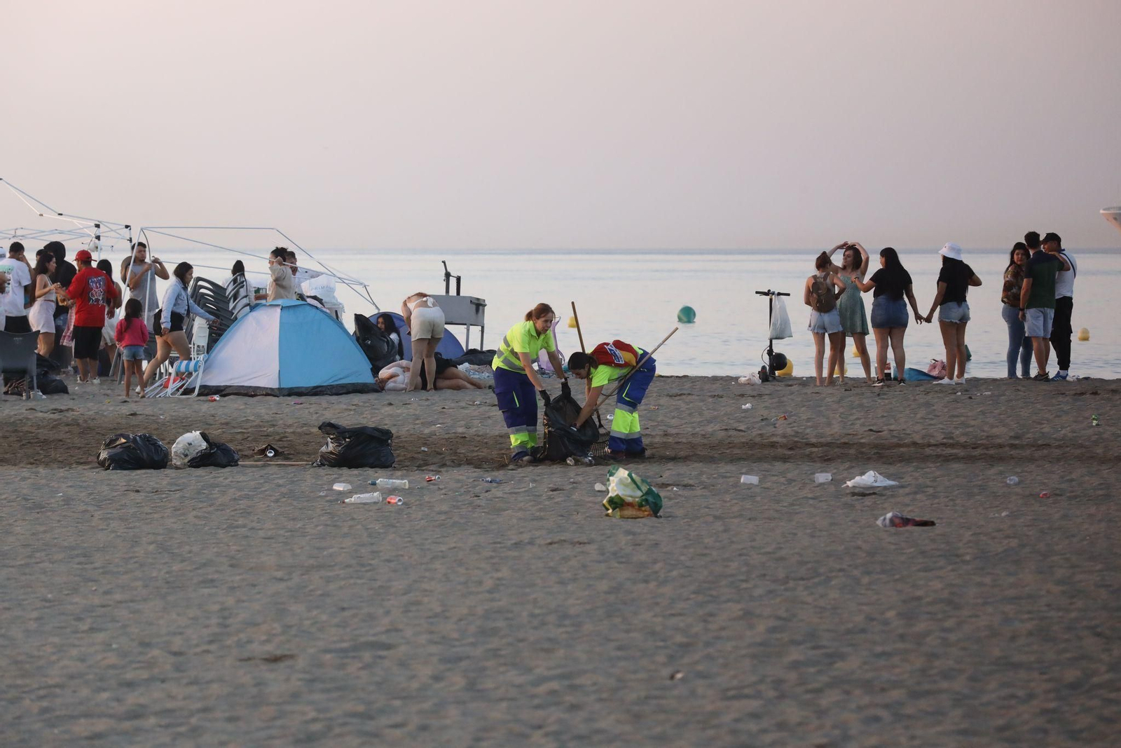 La 'resaca' de la Noche de San Juan en la playa de Huelin en Málaga La 'resaca' de la Noche de San Juan en la playa de Huelin en Málaga