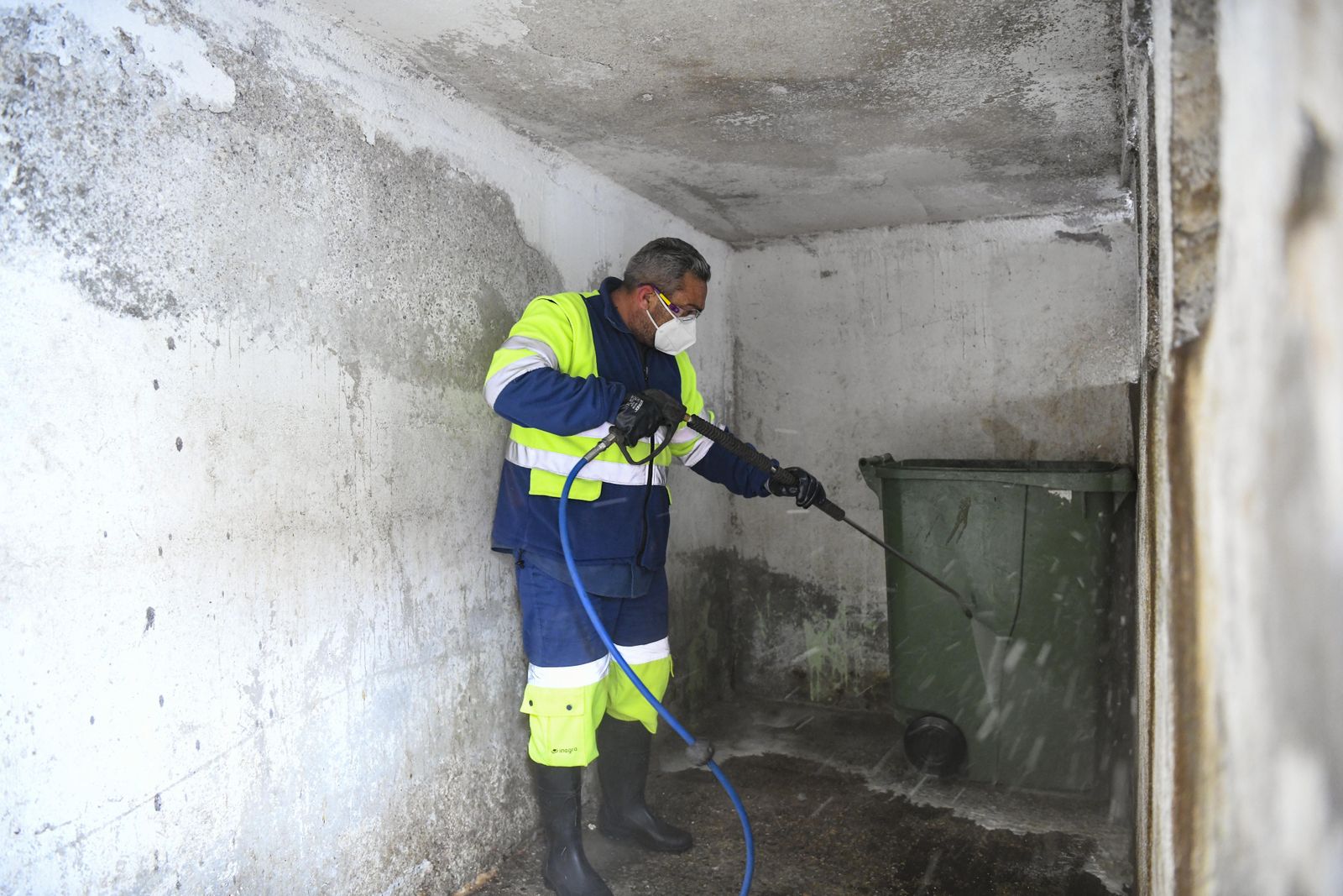 Fotos: acción contra el vandalismo y la suciedad en el Albaicín