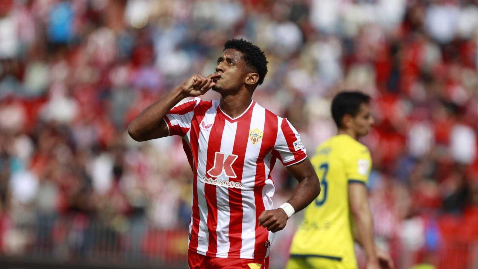 Lozano festeja su estreno goleador como rojiblanco ante el Villarreal