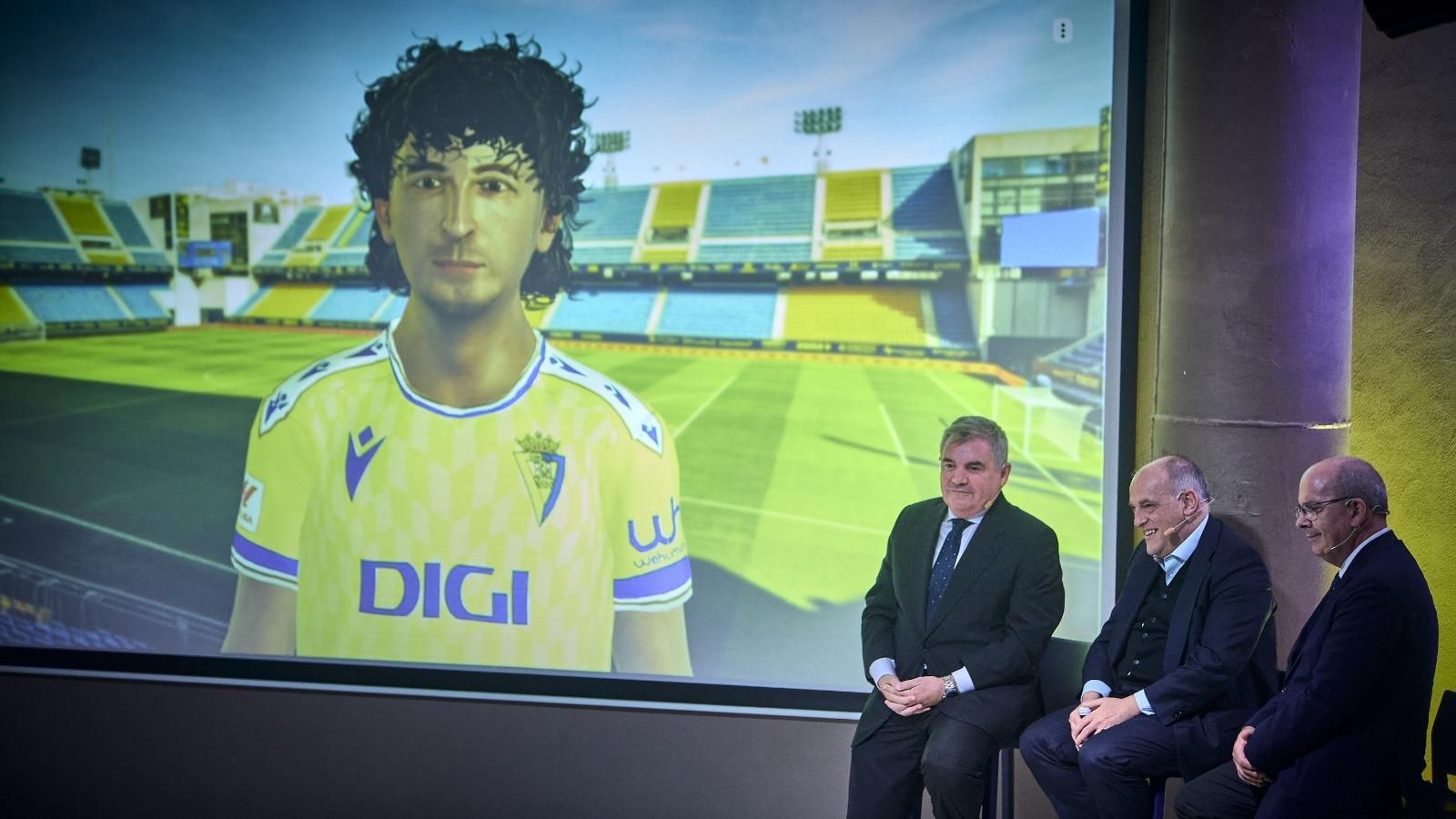 Vizcaíno, Tebas y Sánchez Rojas, con el avatar de Mágico González en la pantalla.