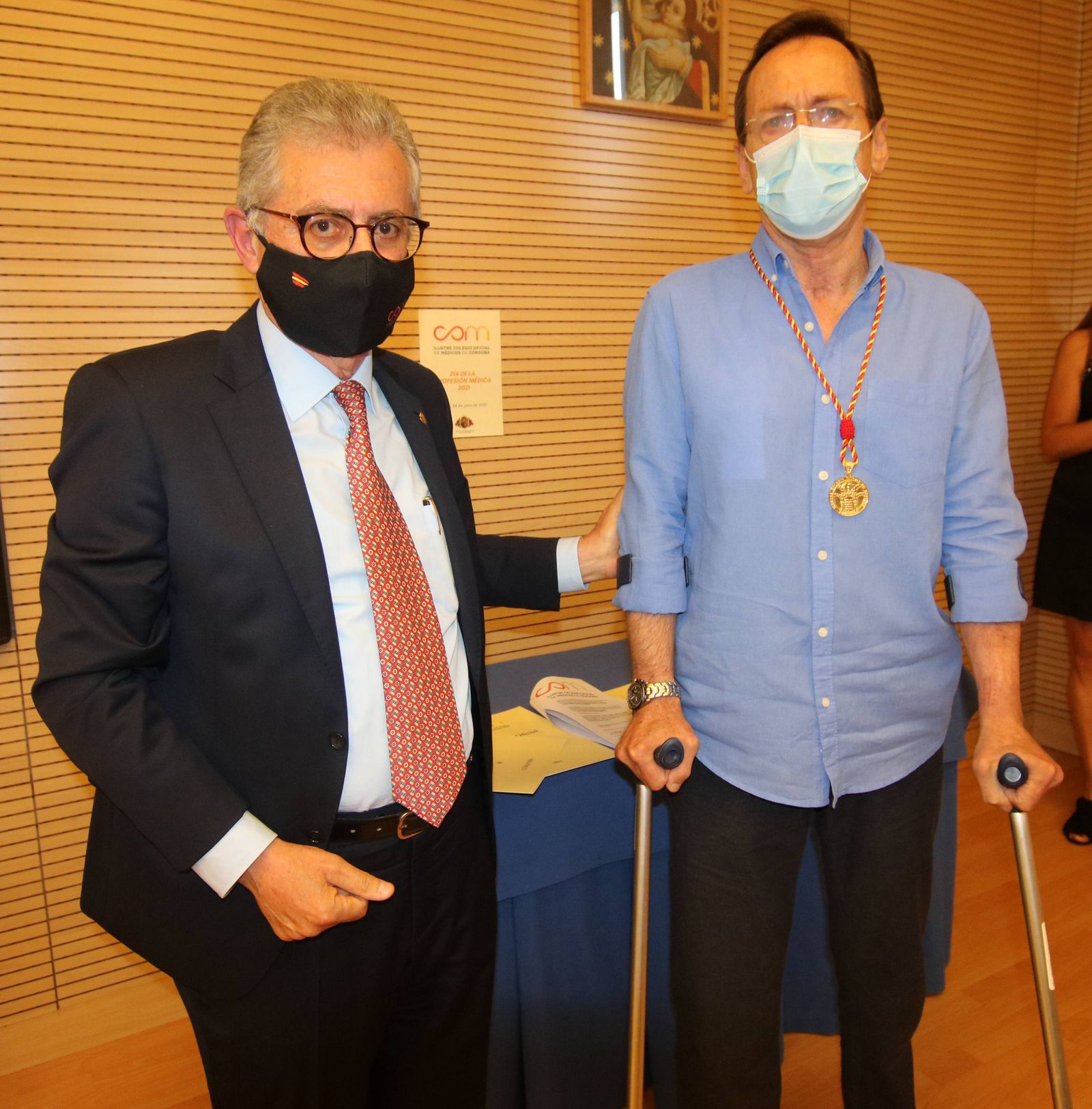 Vicente Bermúdez recibe un reconocimiento por parte de Bernabé Galán.