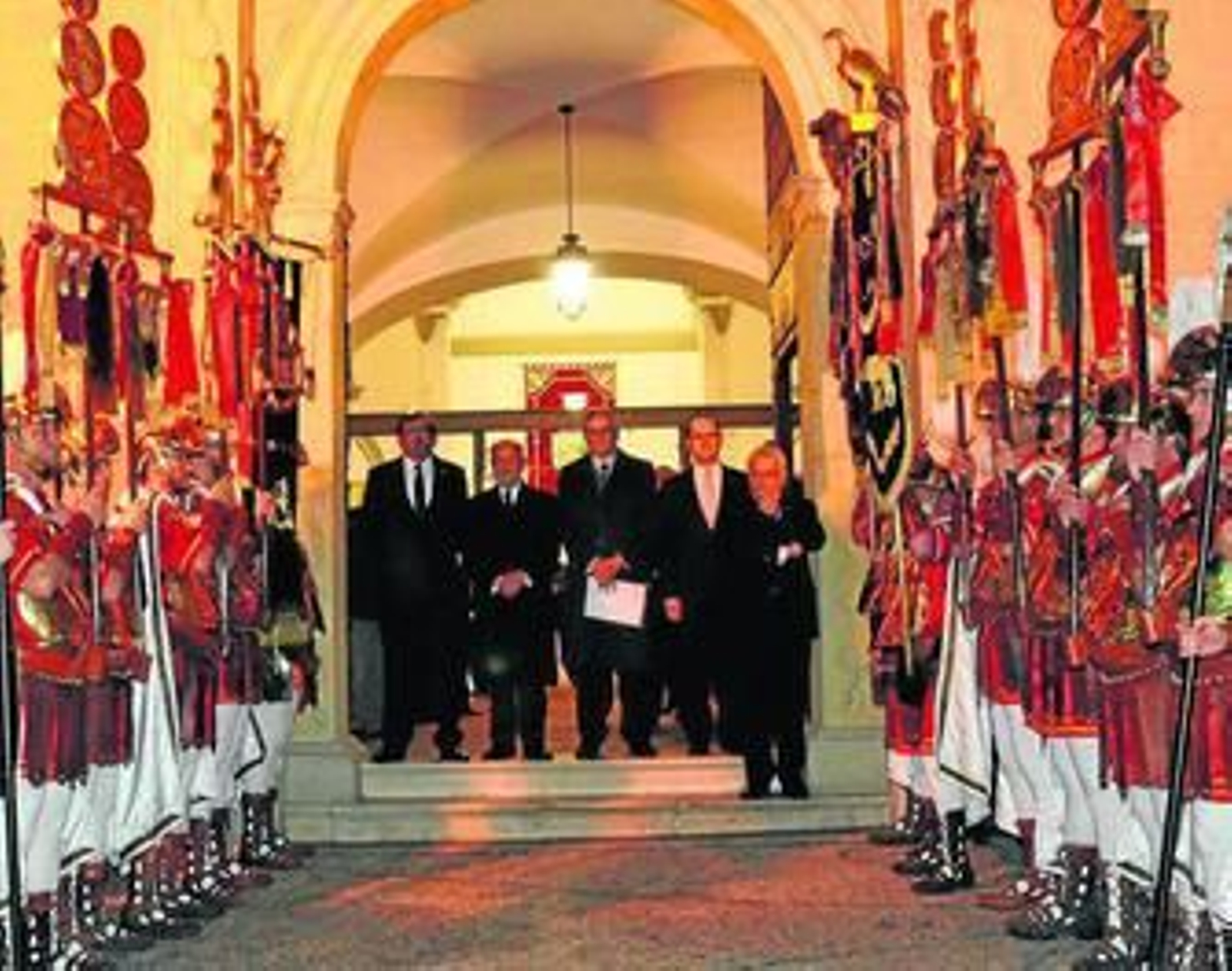 Torres-Dulce, en el centro, con el alcalde, escoltado por la Centuria Romana Munda.