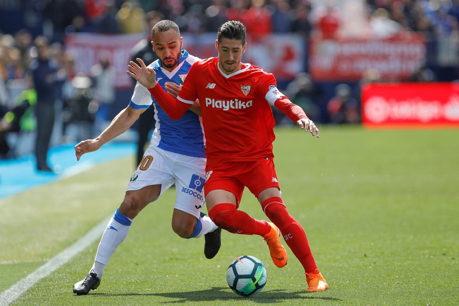Escuero, ante el Leganés y portando el brazalete de capitán.