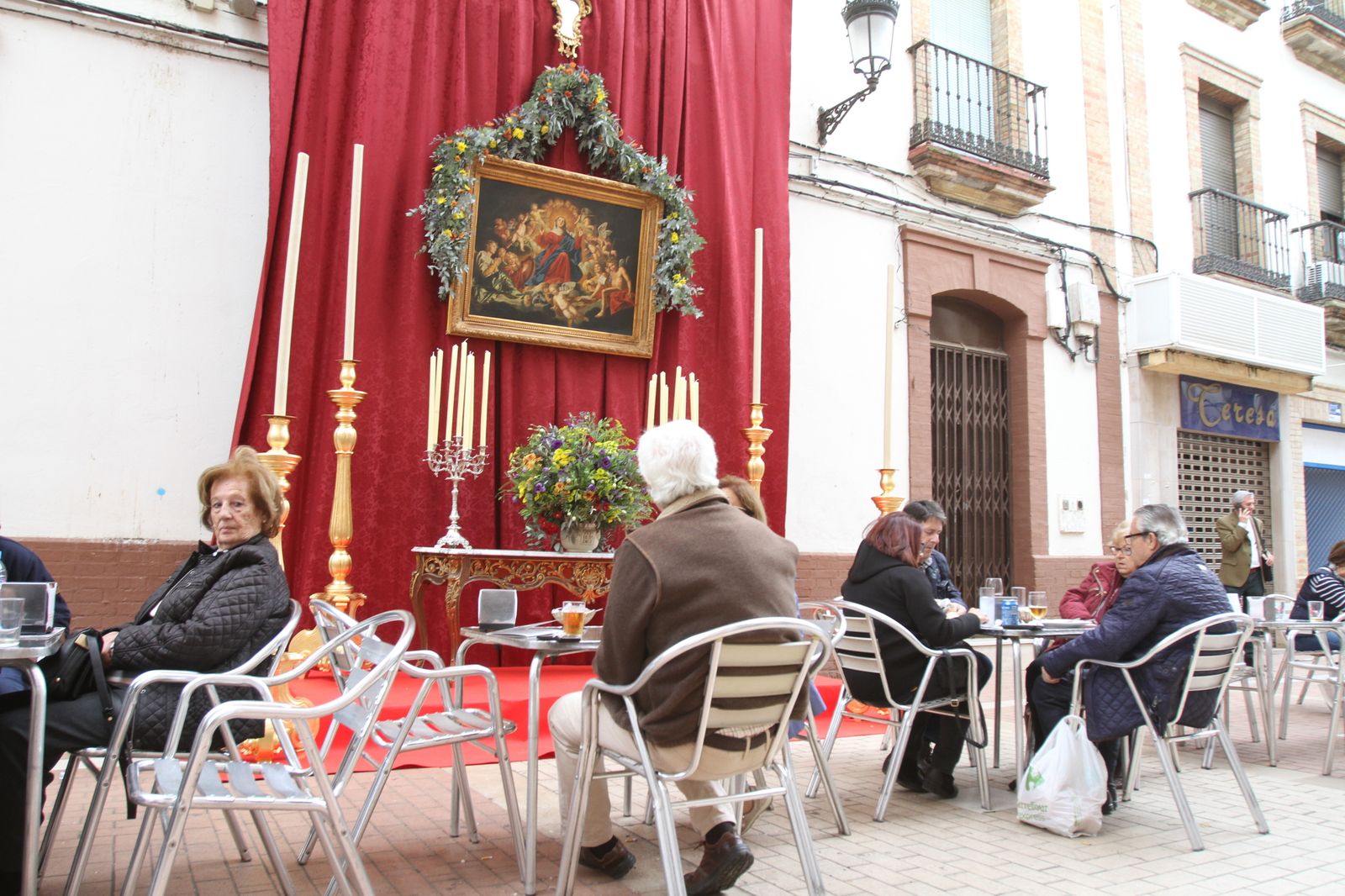 El centro se llena de altares para acoger la Magna  Rociera