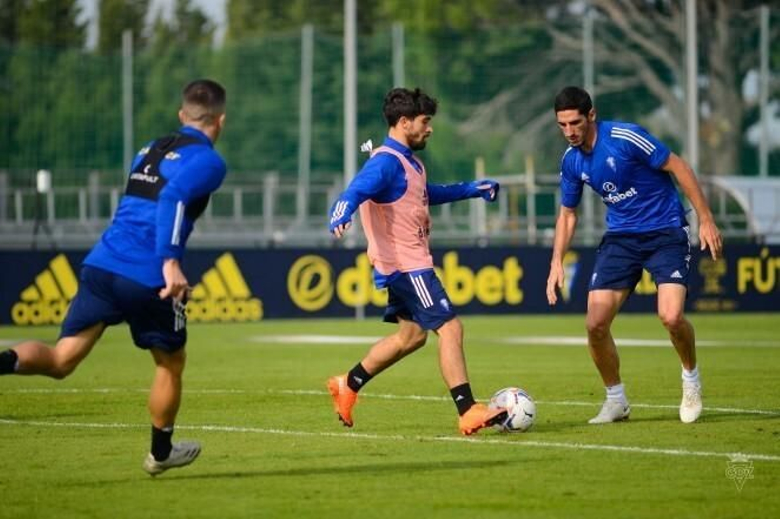 Jairo, con el balón delante de Bodiger.