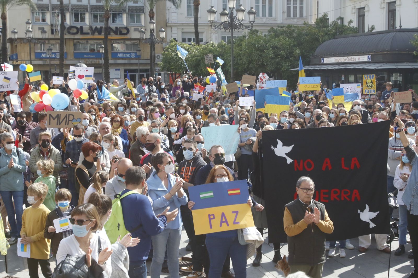 La concentración contra la guerra en Ucrania en Córdoba, en imágenes