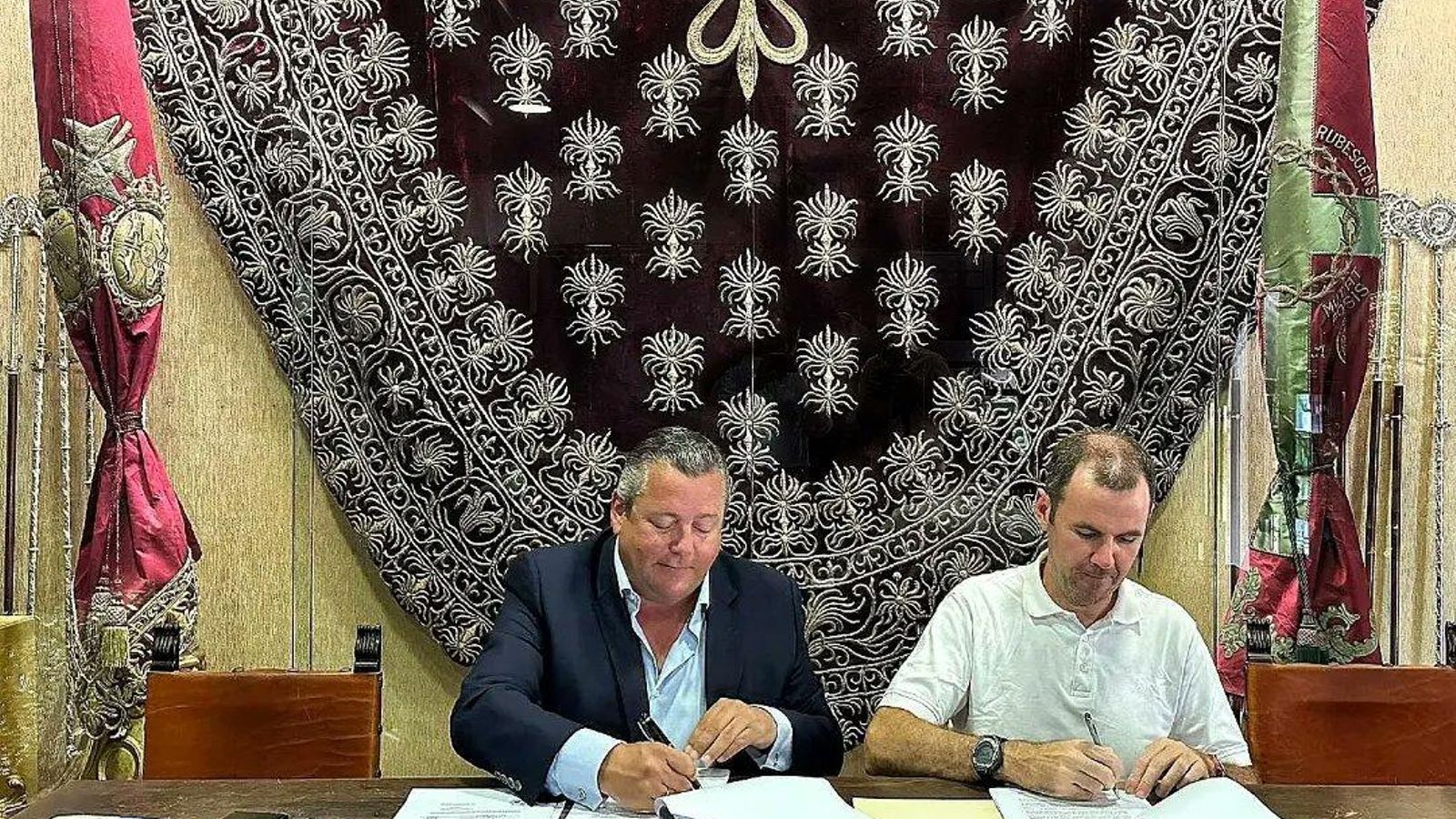 El hermano mayor firma el contrato con la empresa adjudicataria