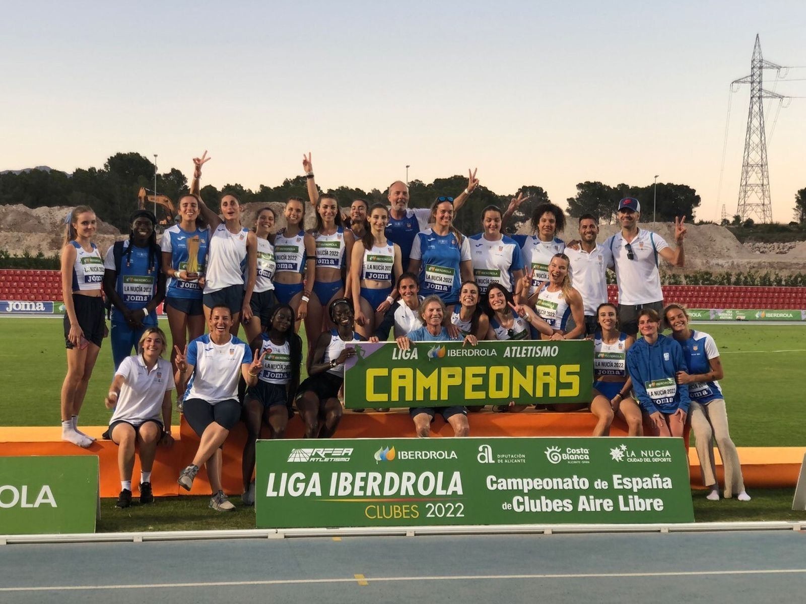 Las atletas del Valencia, tras proclamarse campeonas de la Liga Iberdrola.
