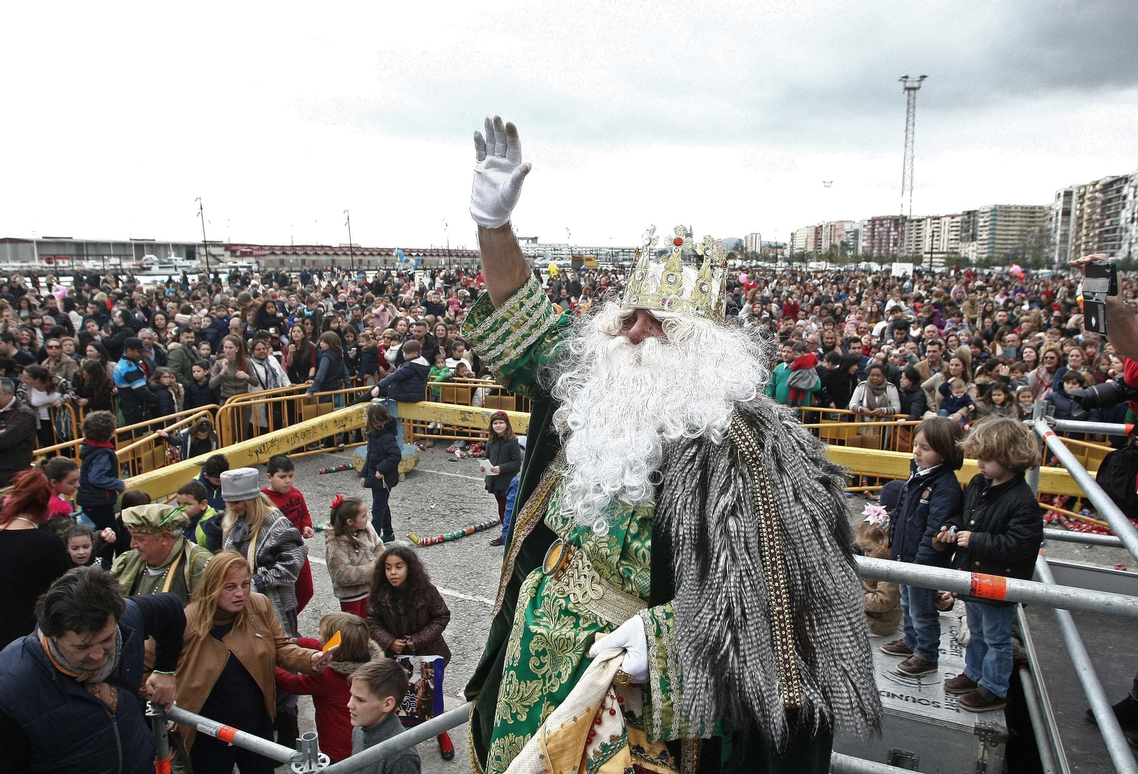 El tradicional arrastre de latas en Algeciras