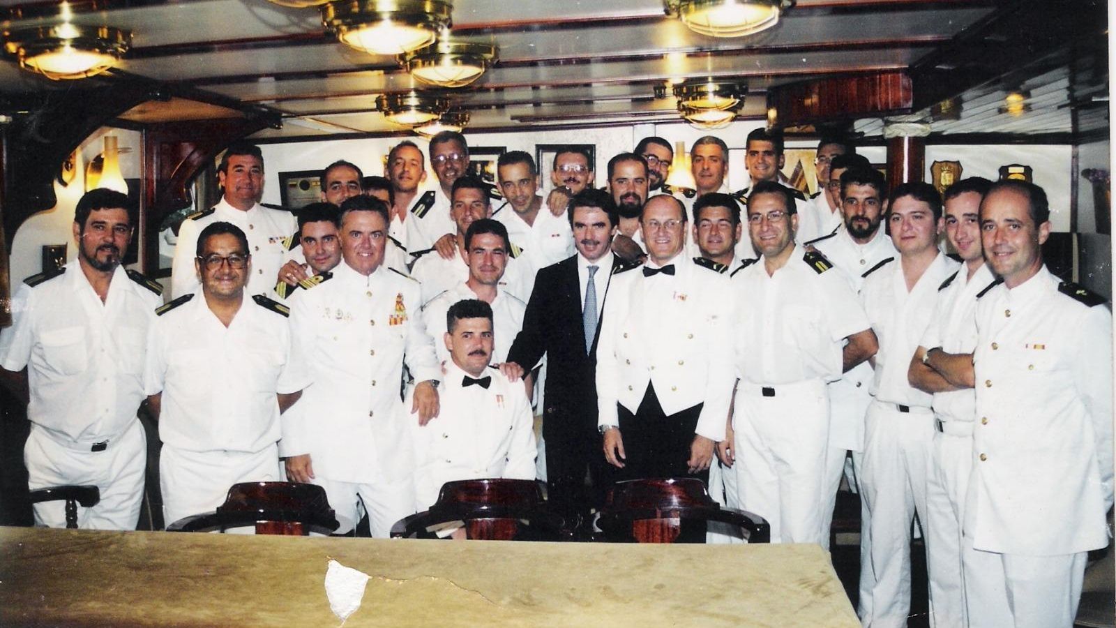 El expresidente José María Aznar junto al sargento Antonio Rafael Rodríguez y resto de tripulación.