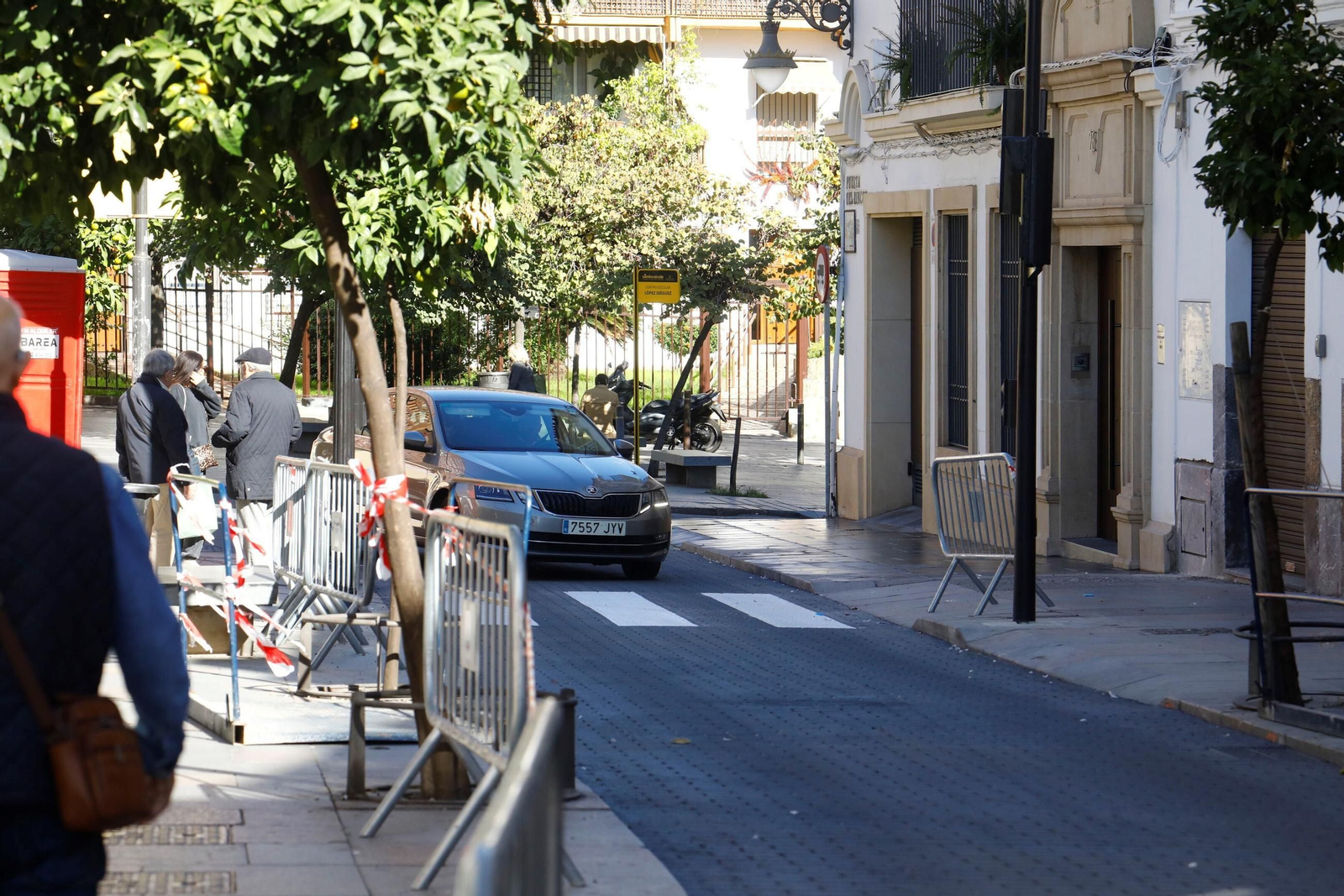 La reapertura al tráfico del primer tramo de la calle Alfaros, en imágenes