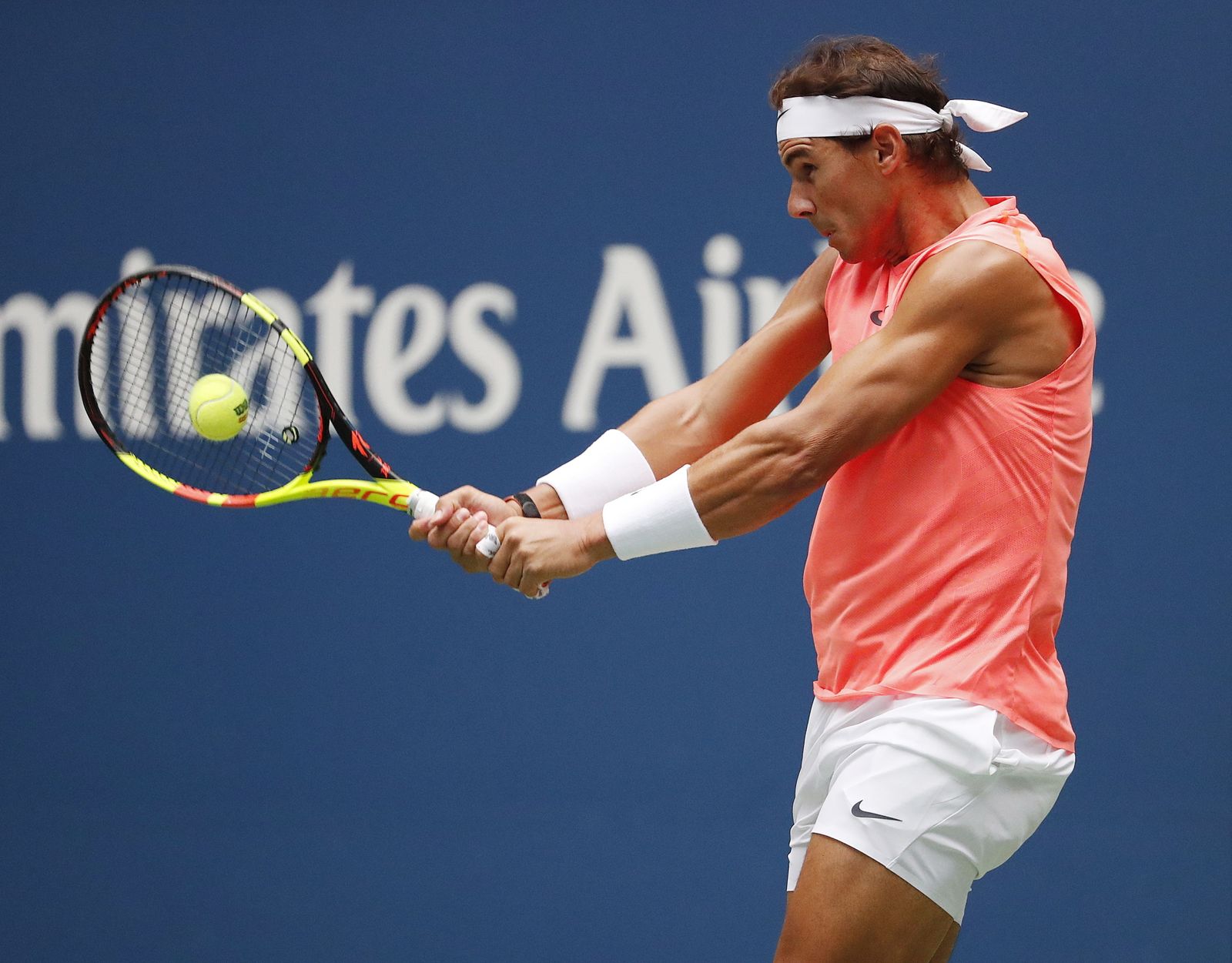 Rafa Nadal conecta un revés en su partido de anoche.