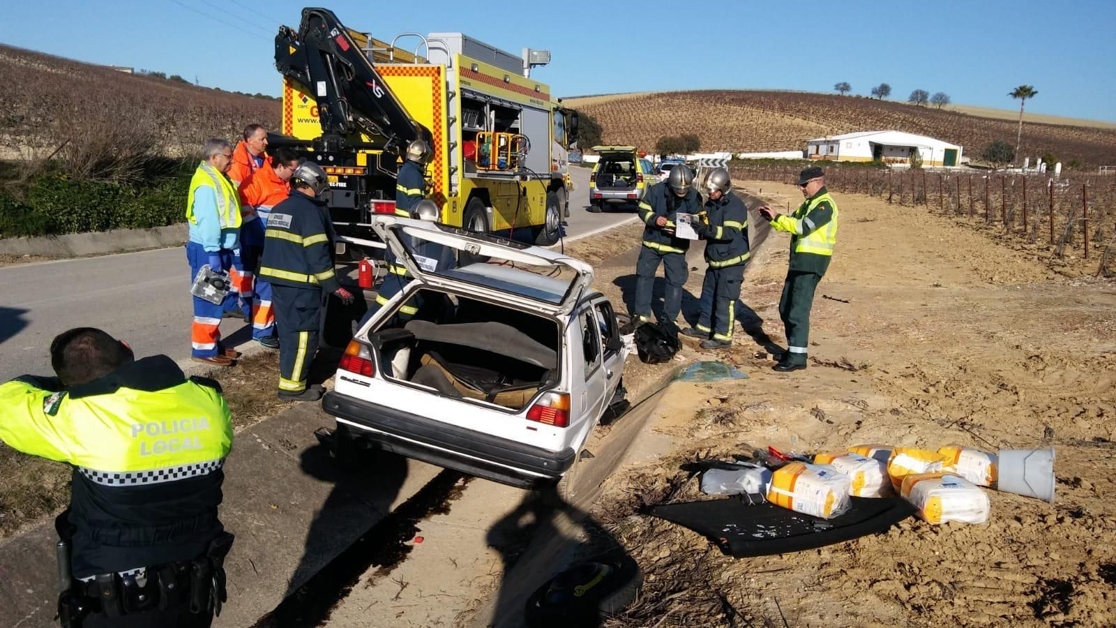 Sanitarios, bomberos y agentes de Guardia Civil, con el coche siniestrado.