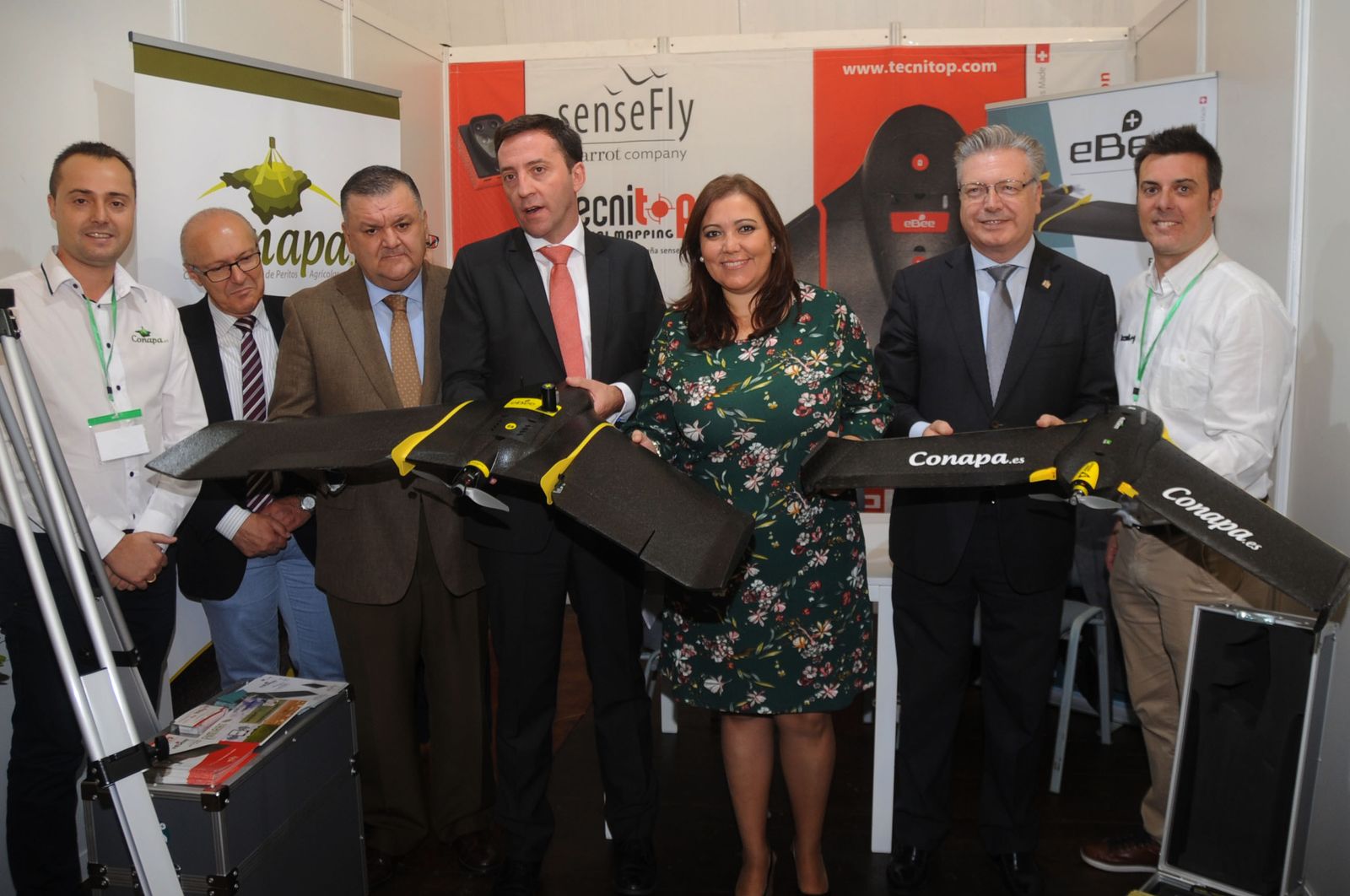 Las instituciones muestran unos drones durante la inauguración de Fimart, el pasado jueves.