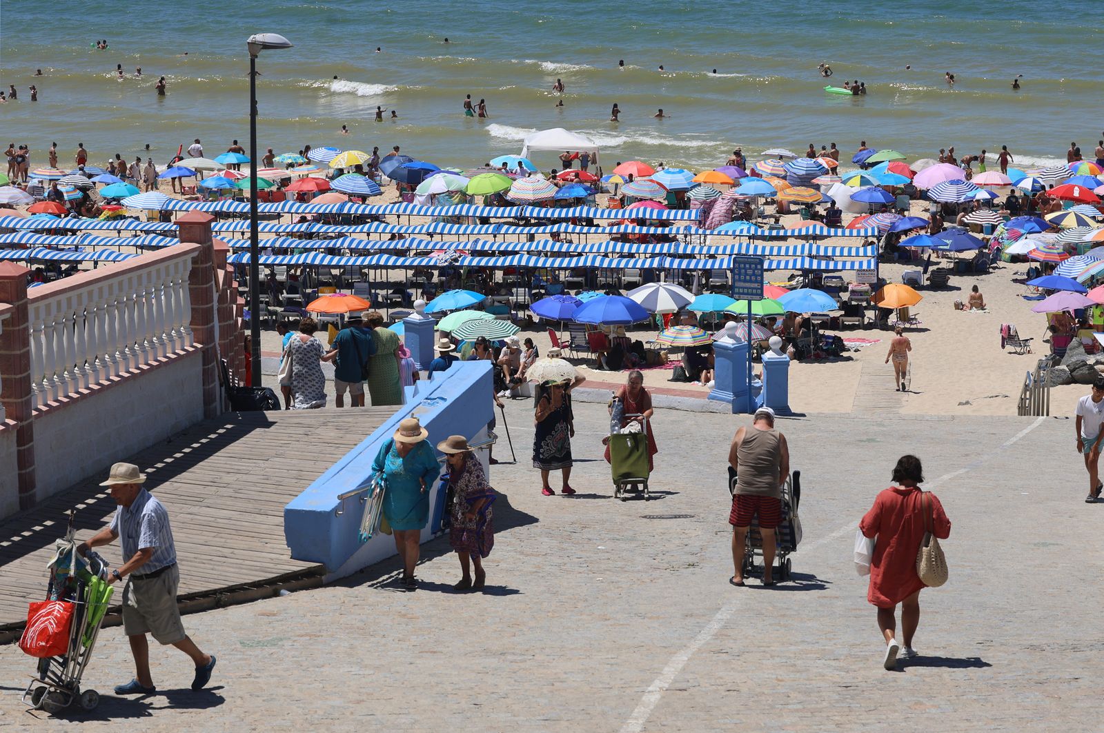 Imágenes de una mañana de calor y playa en Matalascañas