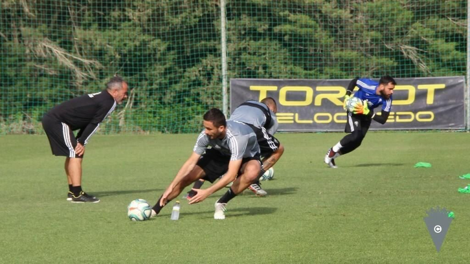 Álvaro Cervera observa un ejercicio de sus pupilos, con Kecojevic en primer término.