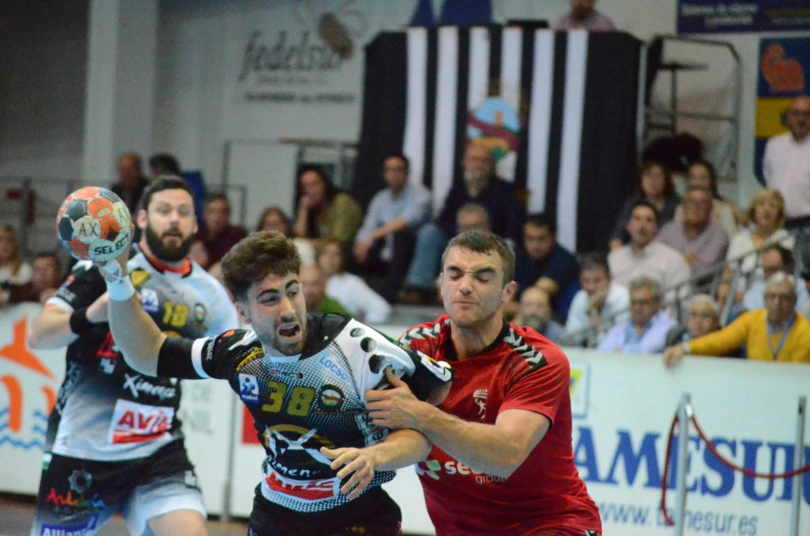 Consuegra intenta armar el brazo en seis metros ante la defensa del Alcobendas.