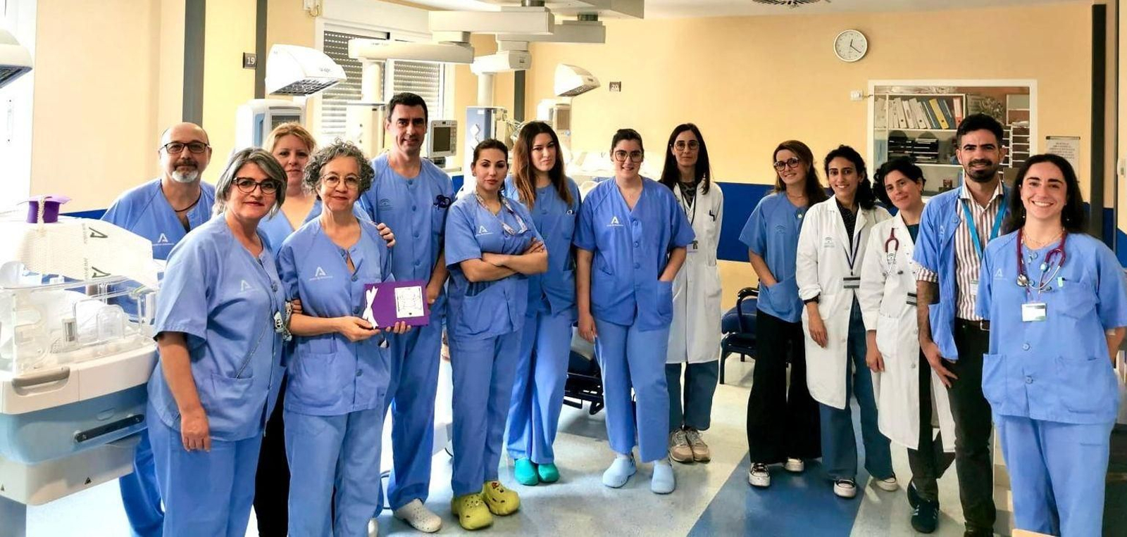 El equipo multidisciplinar de la Unidad de Neonatología del Hospital de Valme, con un ejemplar de estos ábumes de recuerdos.