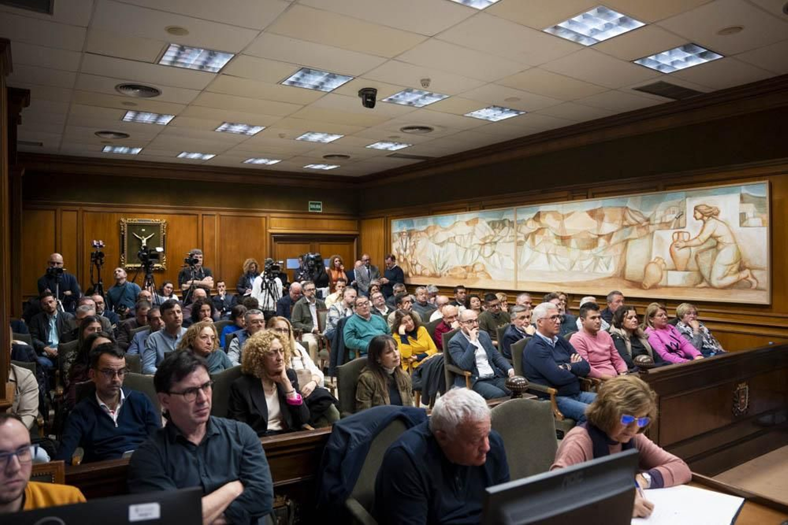 Las imágenes del primer pleno en Diputación sin Javier Aureliano García