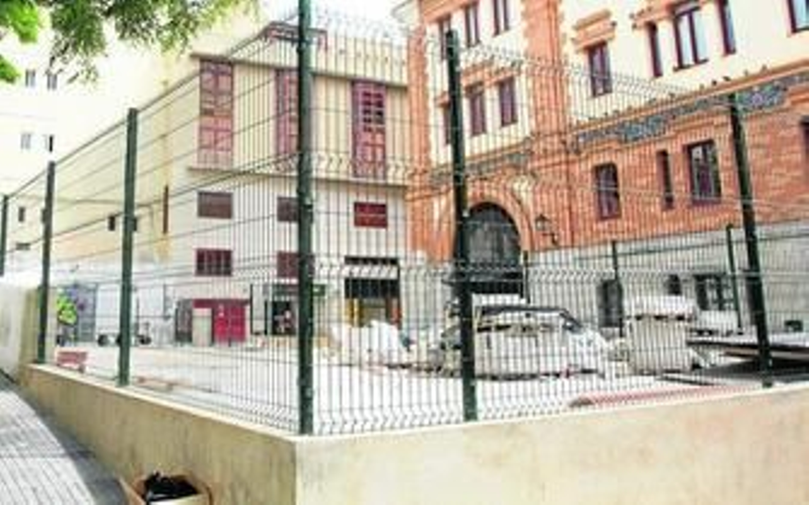 En este solar de la Plaza Guerra Jiménez, detrás del edificio de Correos y frente al Mercado, se levantará finalmente el Museo del Carnaval.