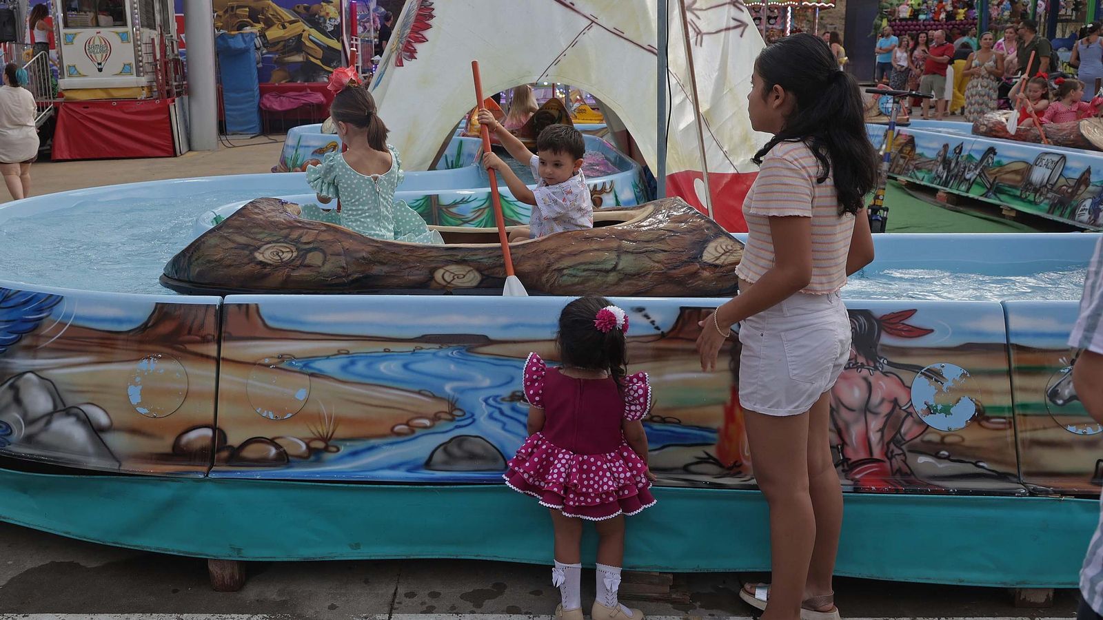 Niños en la atracción de las canoas. Niños en la atracción de las canoas.