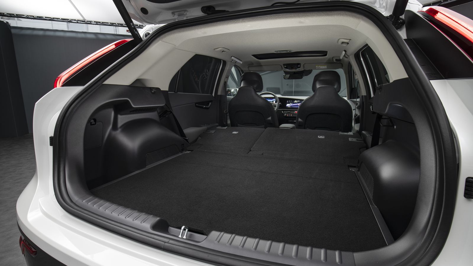 La situación de la batería, bajo el piso, permite que el volumen de carga de la versión eléctrica supere a los híbridos, particularmente al enchufable.