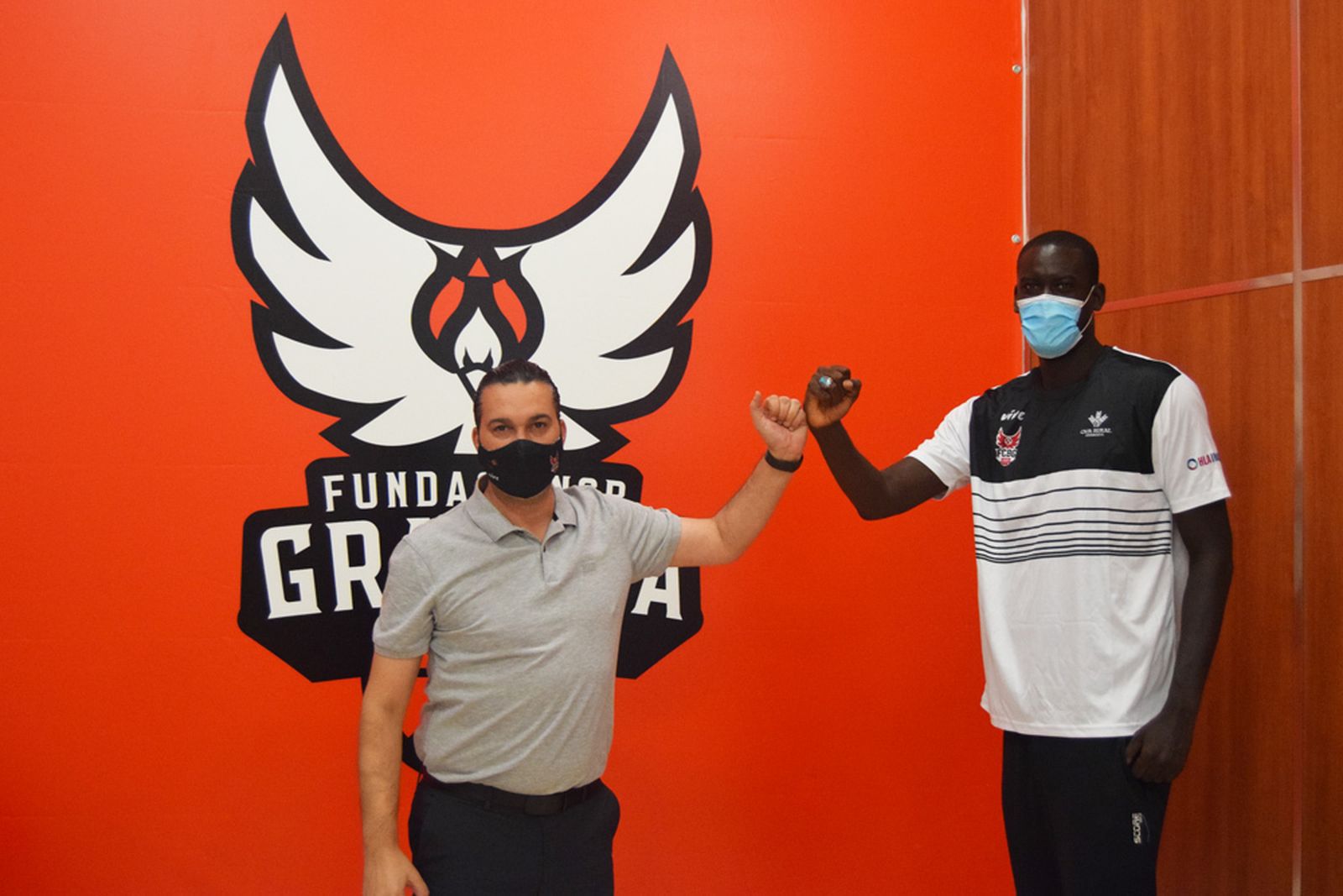 Óscar Fernández-Arenas saluda a Bamba Fall en las oficinas del club rojinegro.