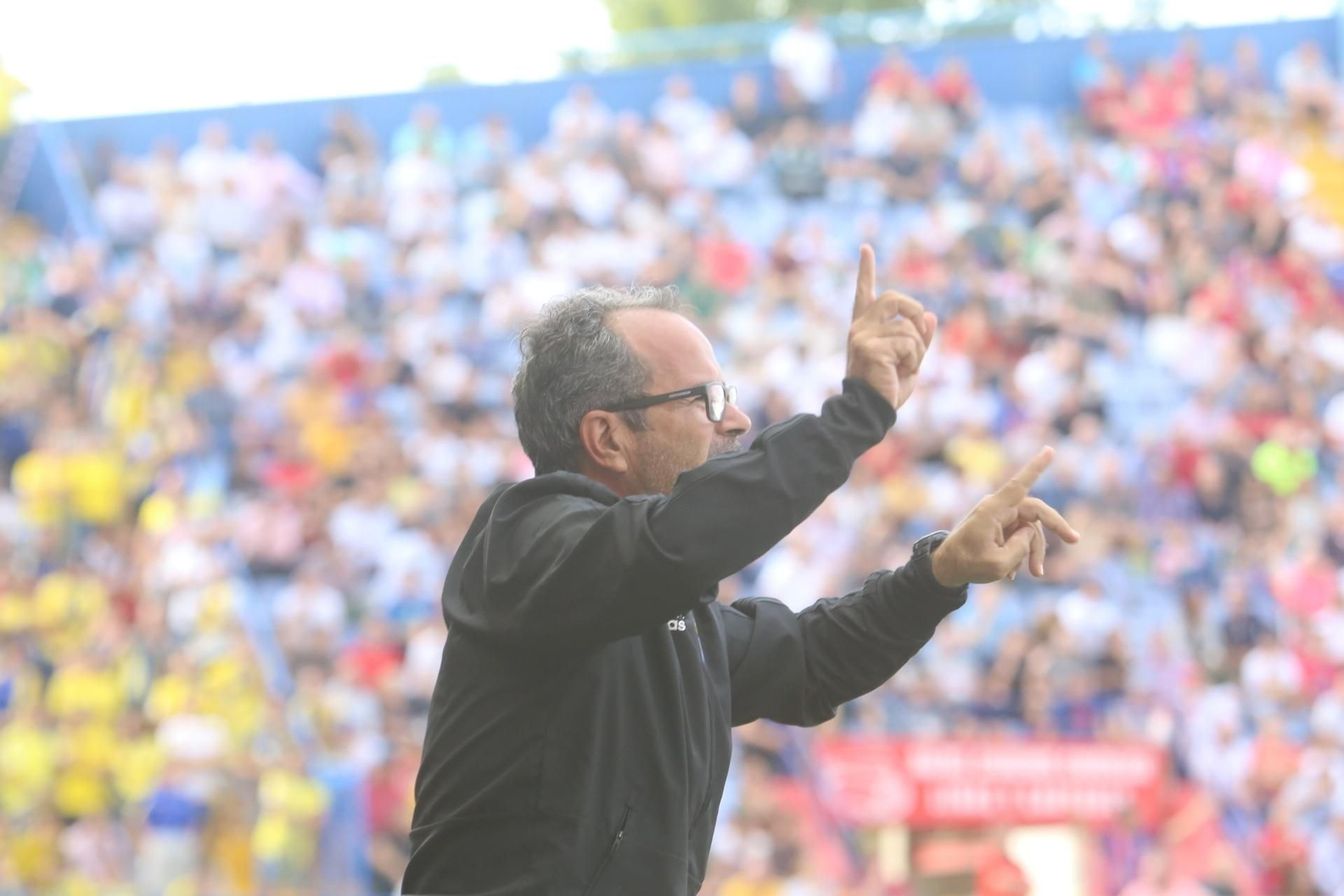 Álvaro Cervera da instrucciones ayer desde la banda.