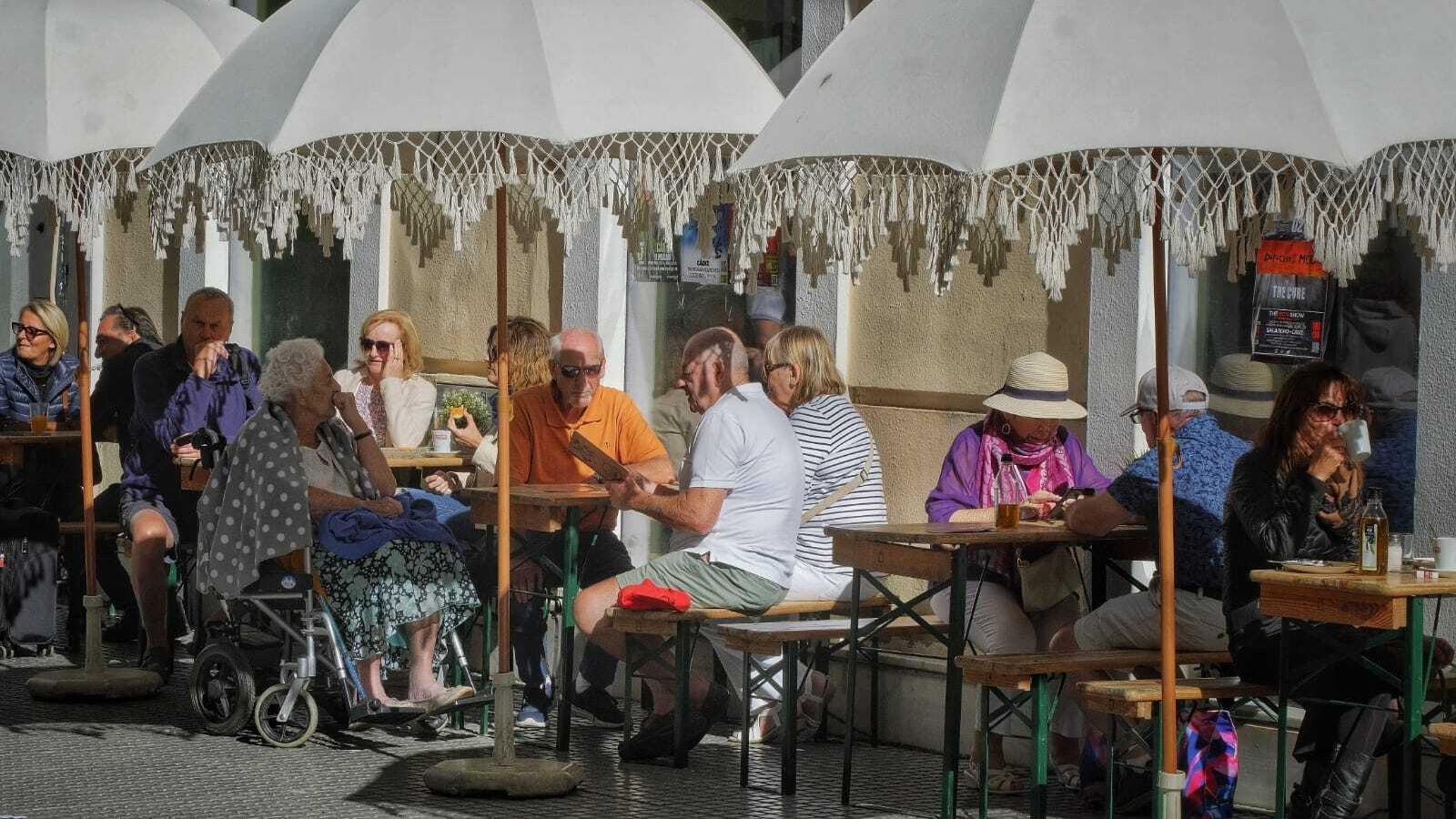 Los bares del centro se han llenado este mediodía de turistas llegados a Cádiz por mar
