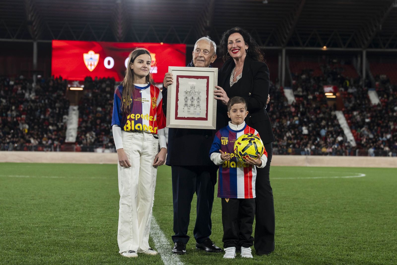 Fotogalería del partido homenaje a Guillermo Blanes entre los veteranos de la UD Almería y el FC Barcelona