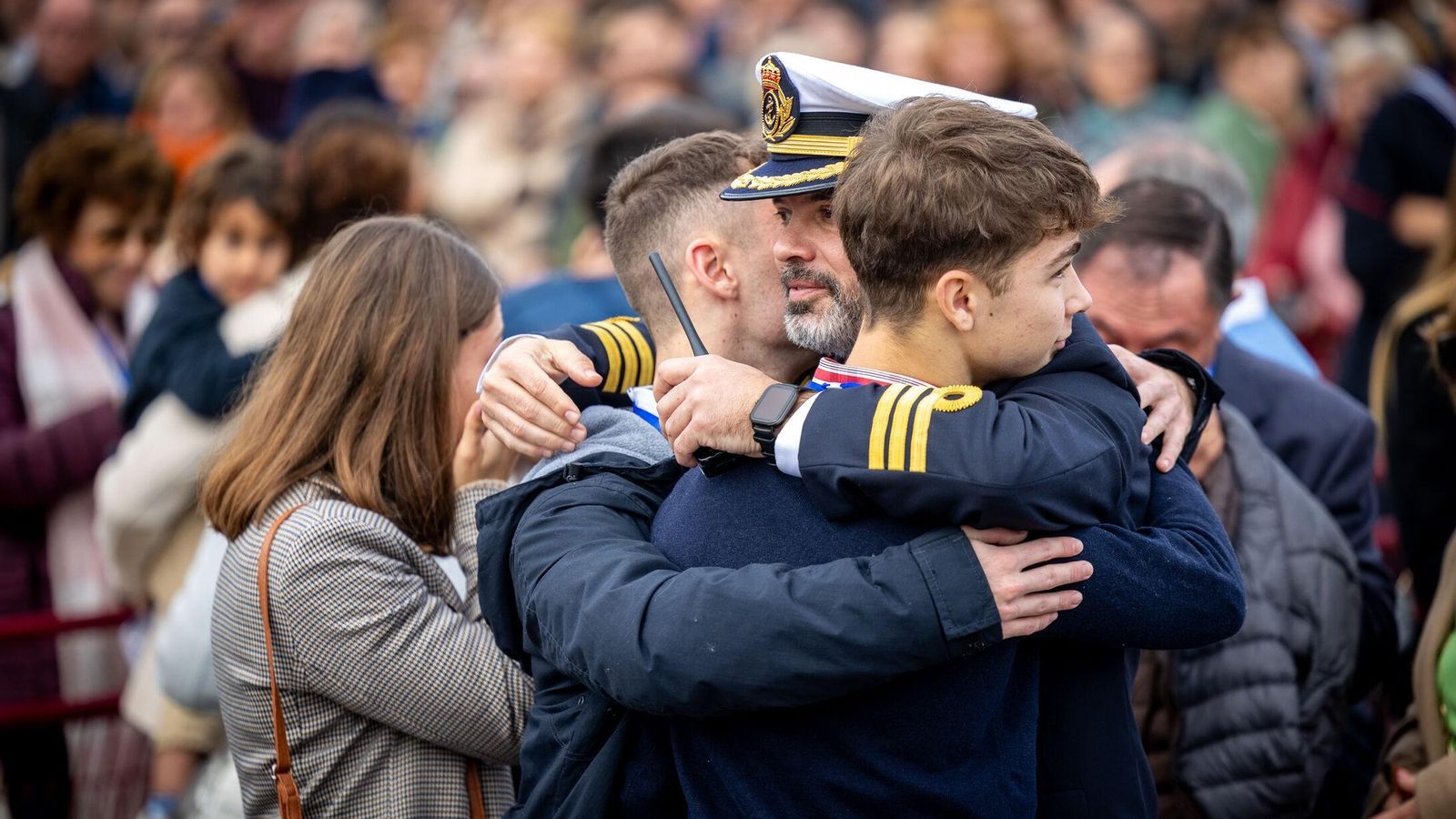 Un miembro de la tripulación del Elcano se despide de dos familiares.
