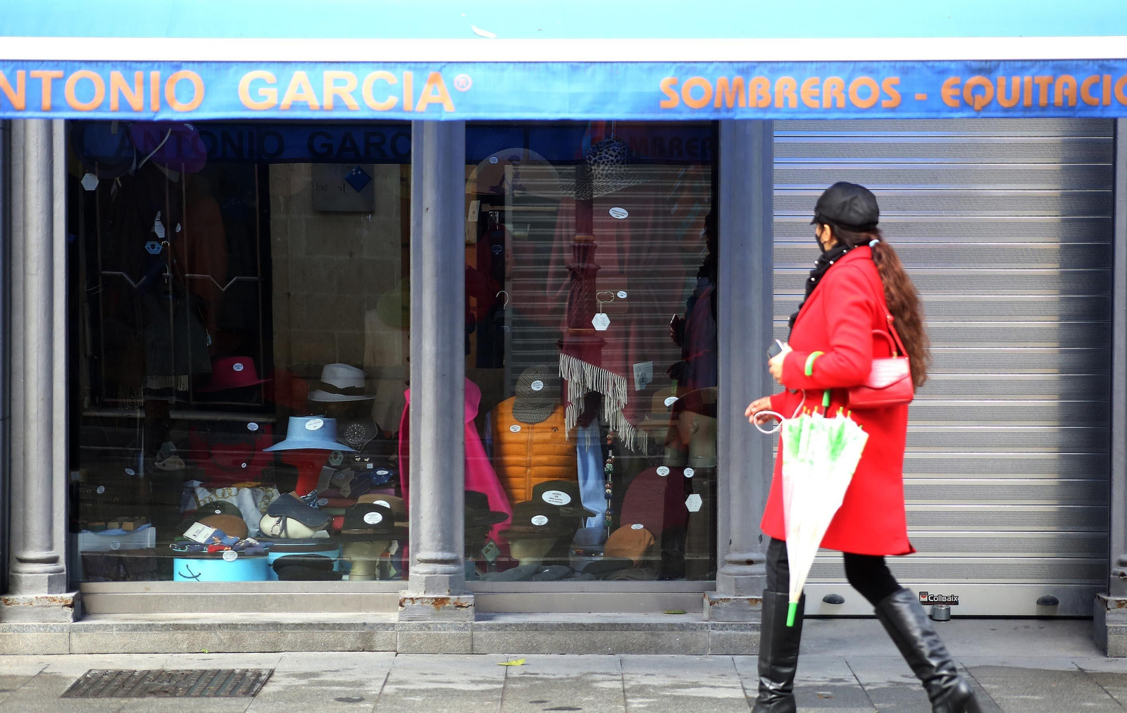 Una tienda cerrada en la calle Larga, este lunes.