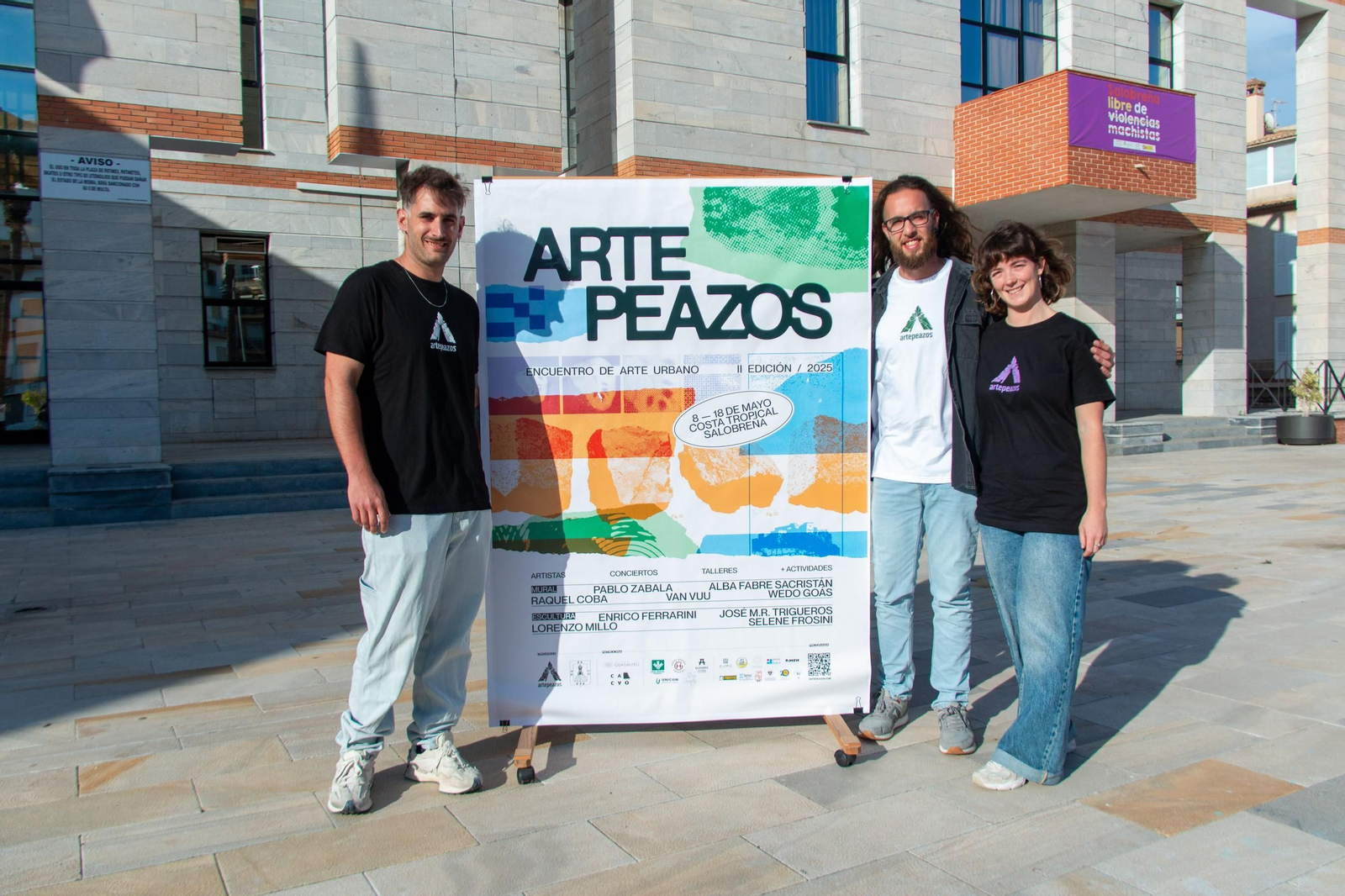 Luiz Villaescusa, Charly Gómez y Andrea Coello junto al cartel de esta edición Luiz Villaescusa, Charly Gómez y Andrea Coello junto al cartel de esta edición