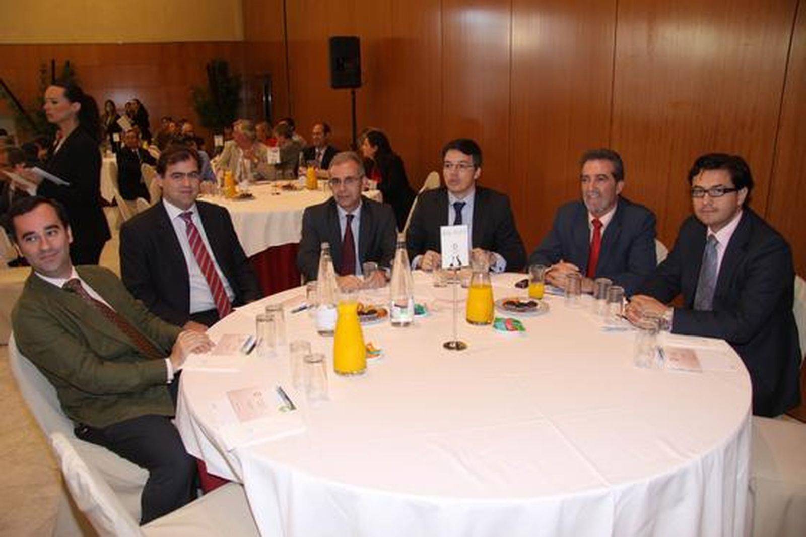 José Luís Garcia Ruz,Roberto García,Julián Almaraz,Francisco Cabrera,Andrés Aguilera y José Carlos Romero -de izquierda a derecha-, durante el Foro Joly Andalucía celebrado en Málaga con el ministro de Educación.

Foto: migue fernandez
