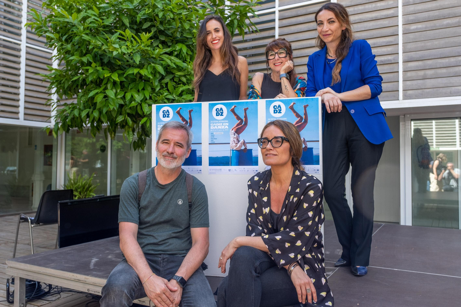 Las ediles Lola Cazalilla y Monte Mures, con María Luisa Pappalardo, Pepe Bedoya y Lorena Benot.