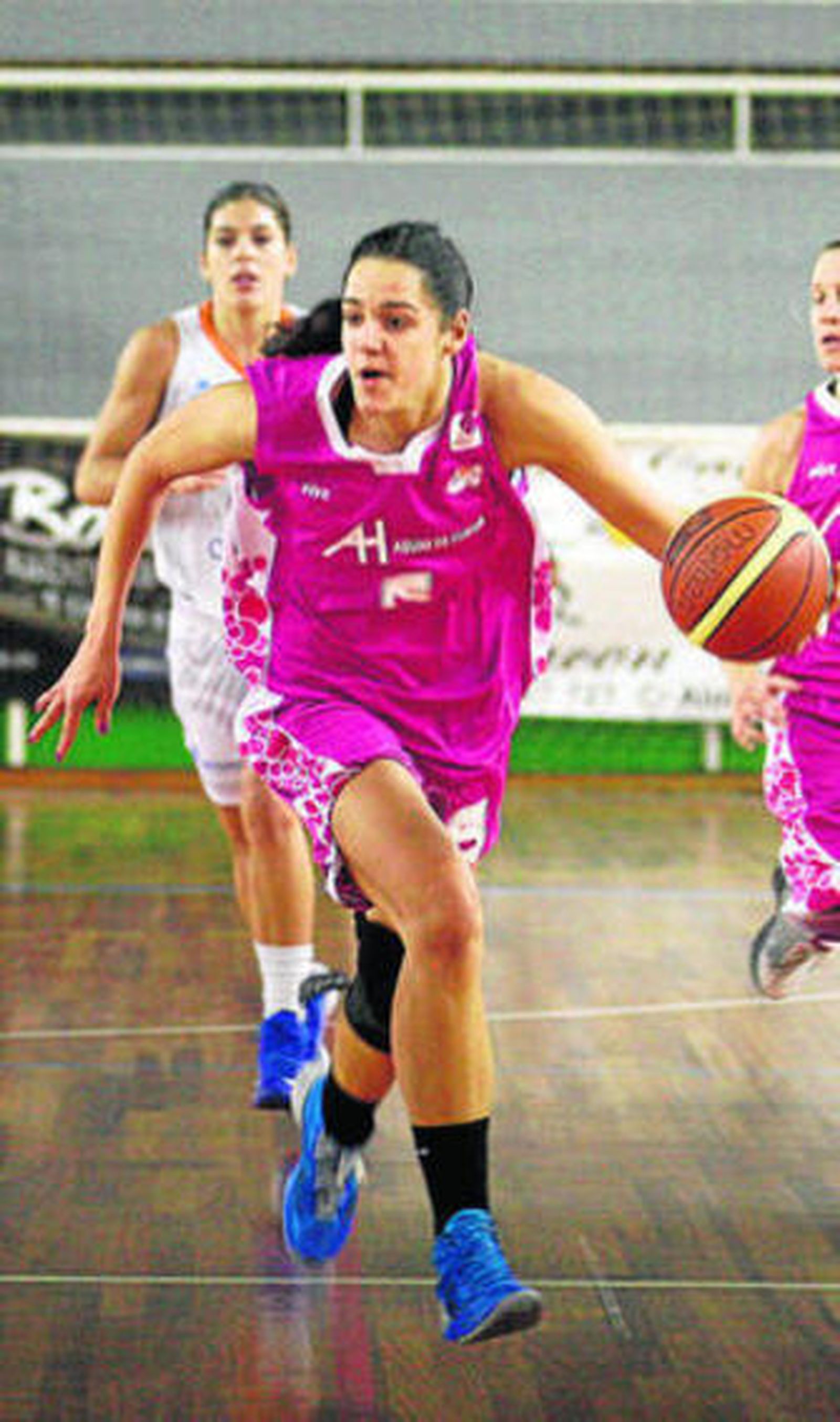 Amaya Gastaminza avanza en un partido de la presente temporada.