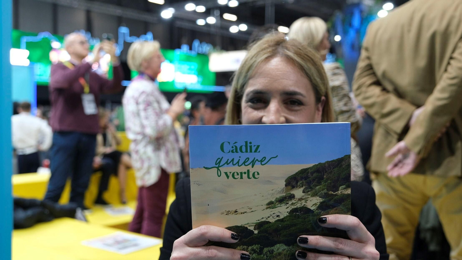 Almudena Martínez muestra una guía turística de la provincia de Cádiz en Fitur.