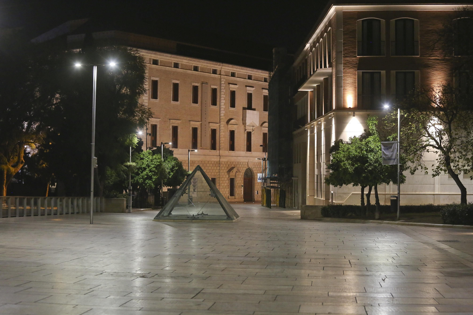 El coronavirus dibuja una noche desierta en el centro de Málaga, en fotos