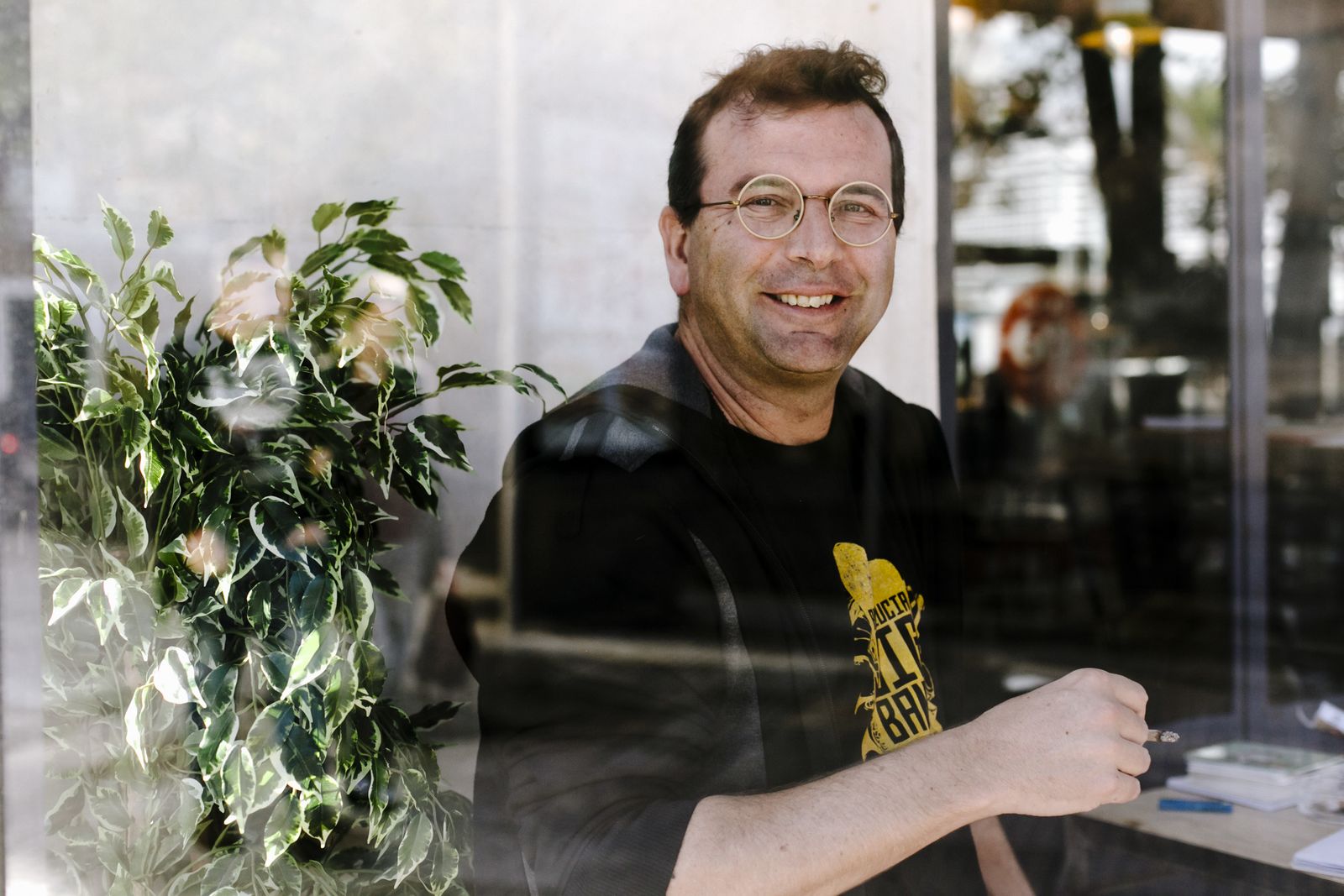 El músico gaditano Javier Galiana, en el Lucero del Muelle durante la entrevista.