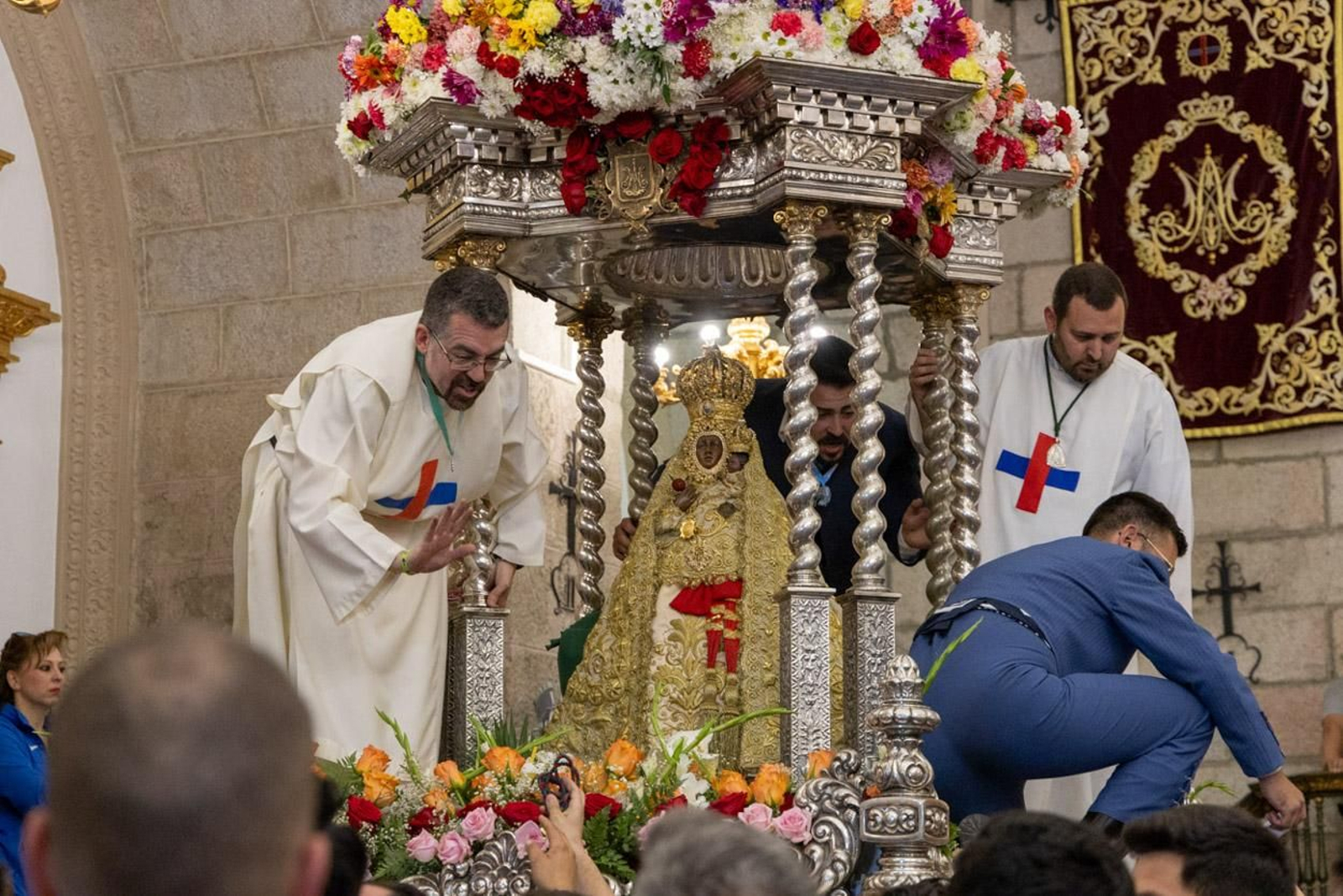Miles de romeros acuden al encuentro de la Virgen de la Cabeza en su romería