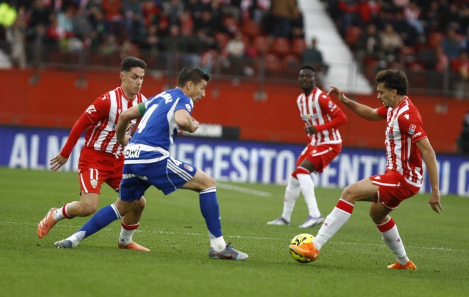 Rubén Alcaraz presiona a un jugador del Almería durante el partido
