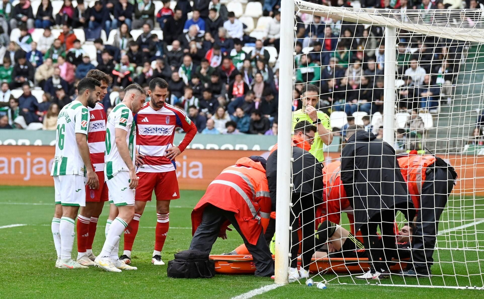 Las asistencias médicas retirar al meta del césped del Arcángel